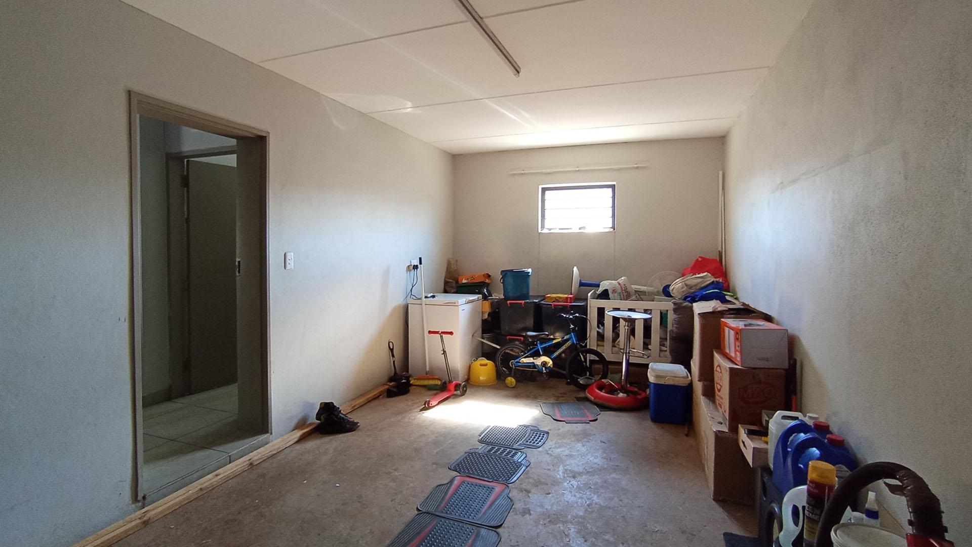 Garage - 23 square meters of property in Andeon