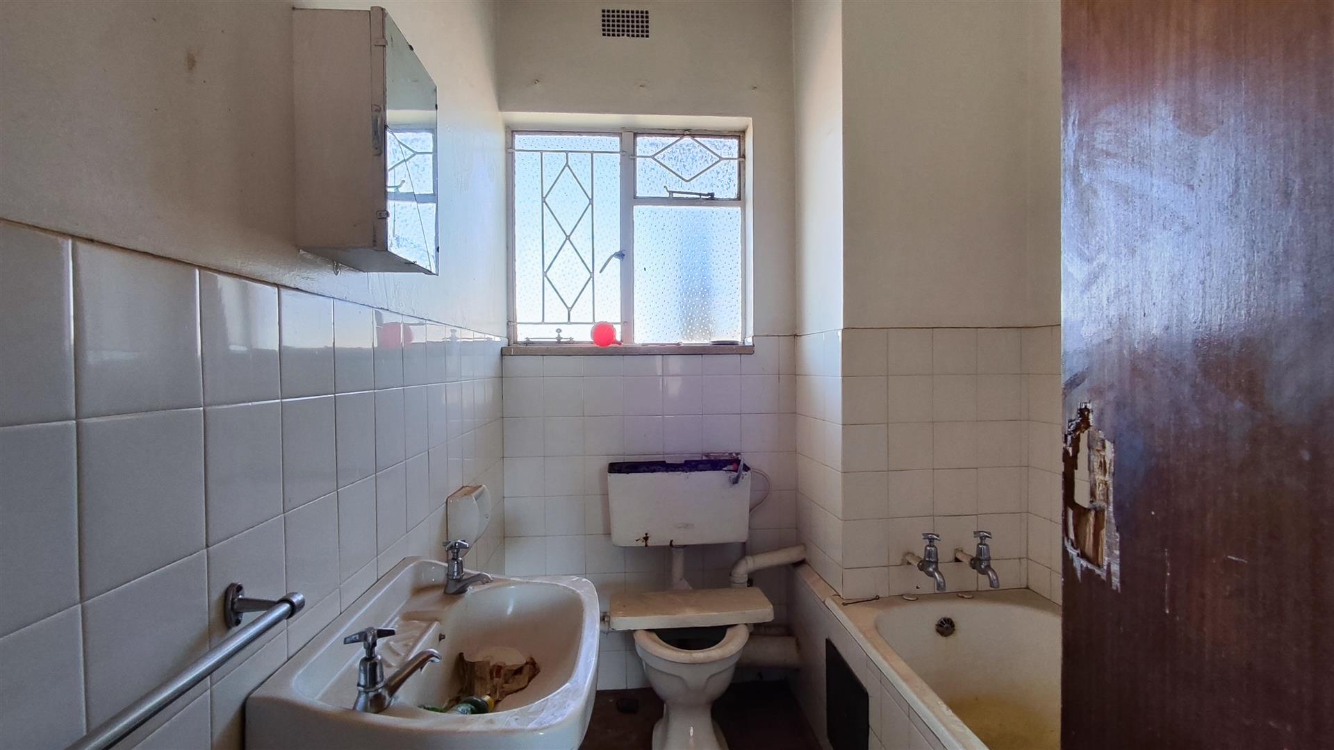 Bathroom 1 - 5 square meters of property in Vanderbijlpark