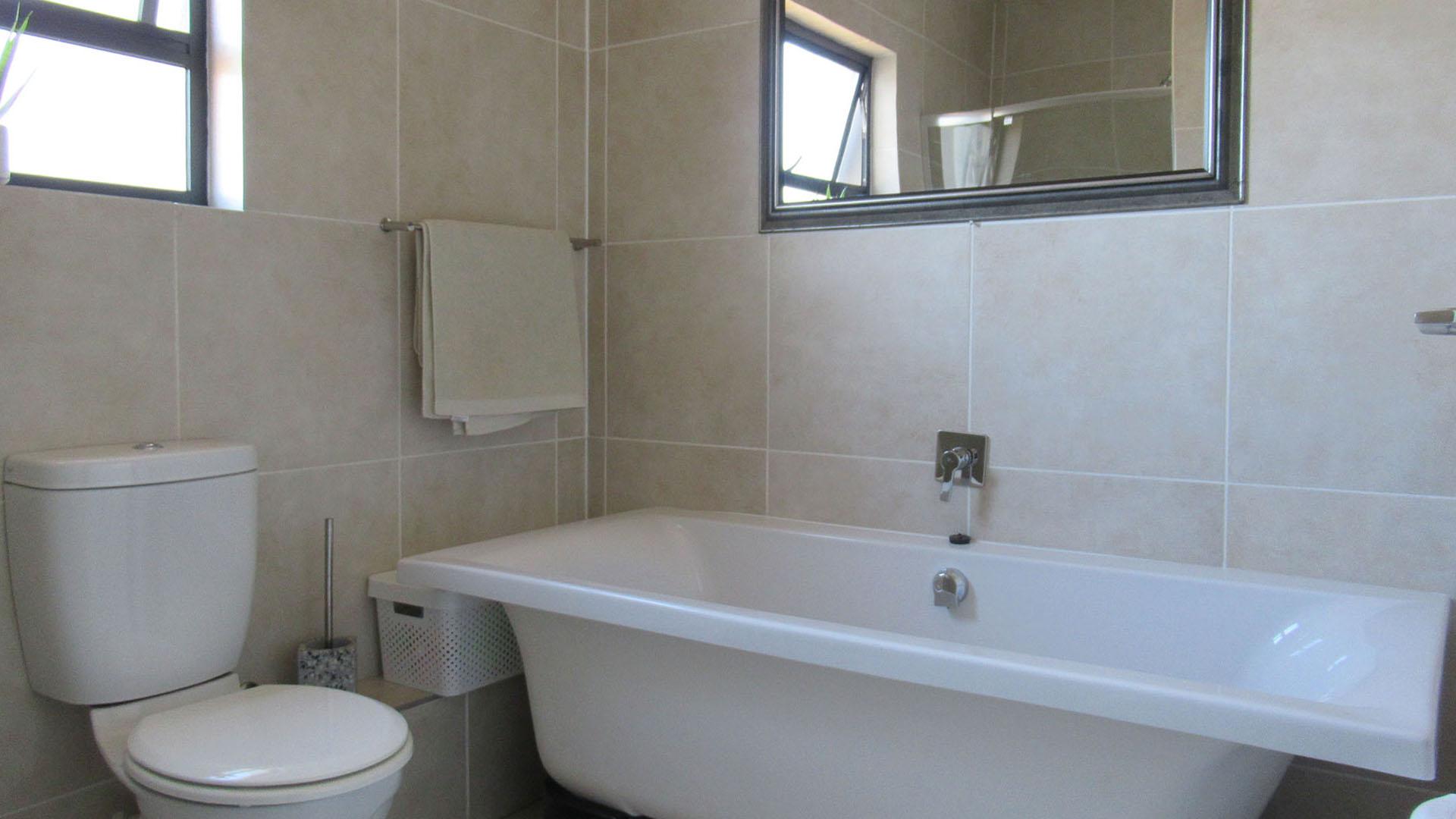 Bathroom 1 - 6 square meters of property in Oakdene