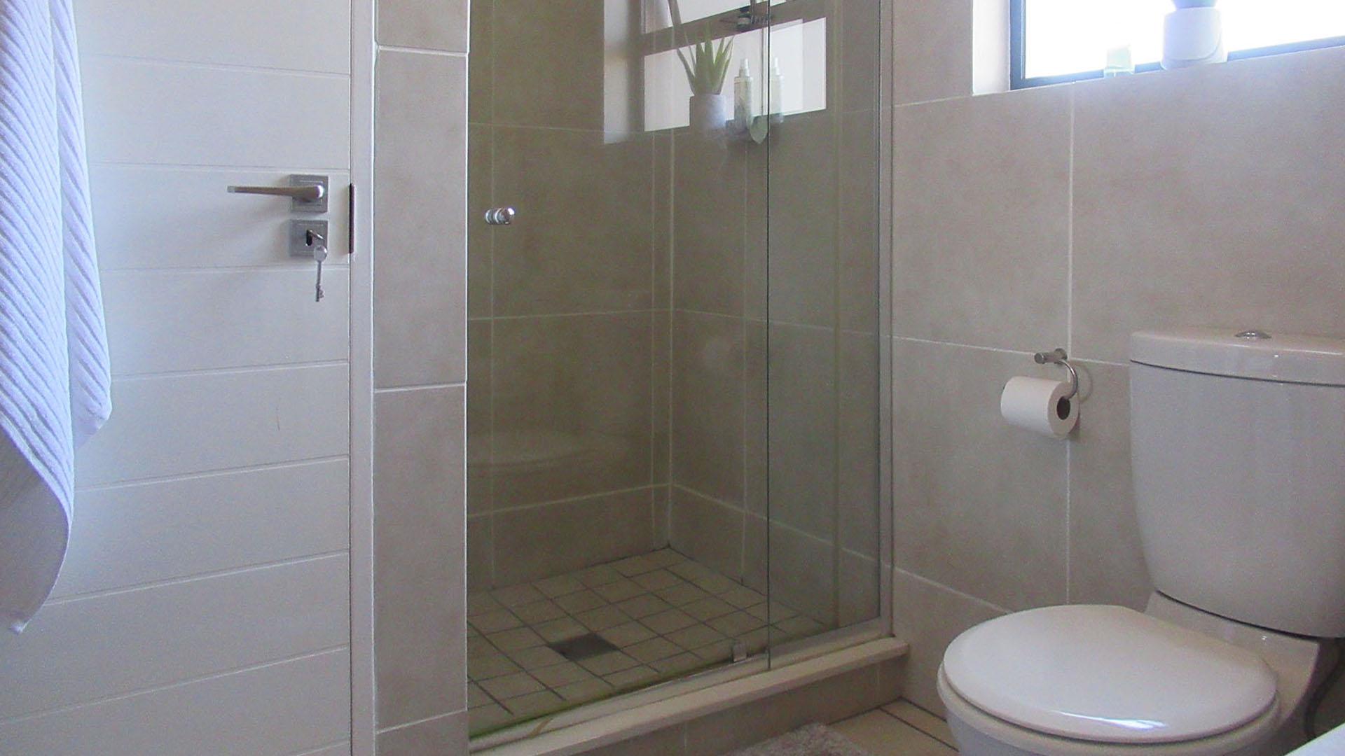 Bathroom 1 - 6 square meters of property in Oakdene