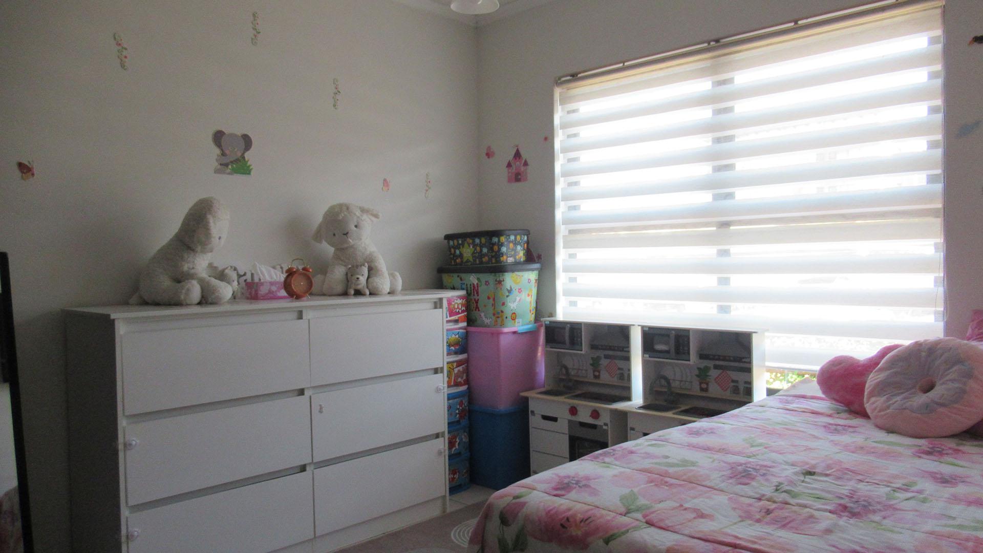 Bed Room 1 - 11 square meters of property in Oakdene