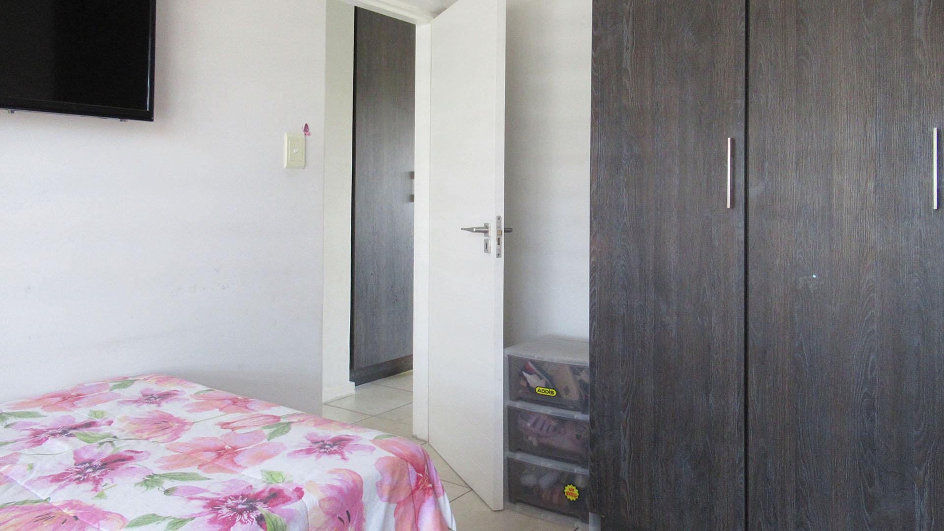 Bed Room 1 - 11 square meters of property in Oakdene