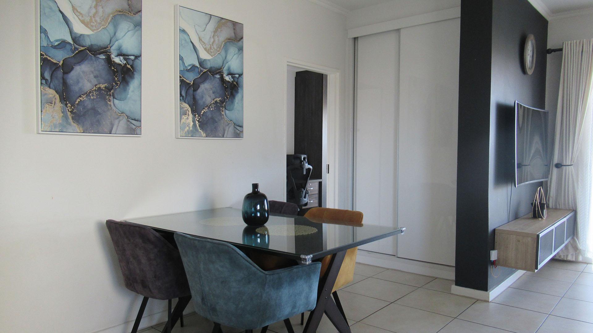 Lounges - 18 square meters of property in Oakdene