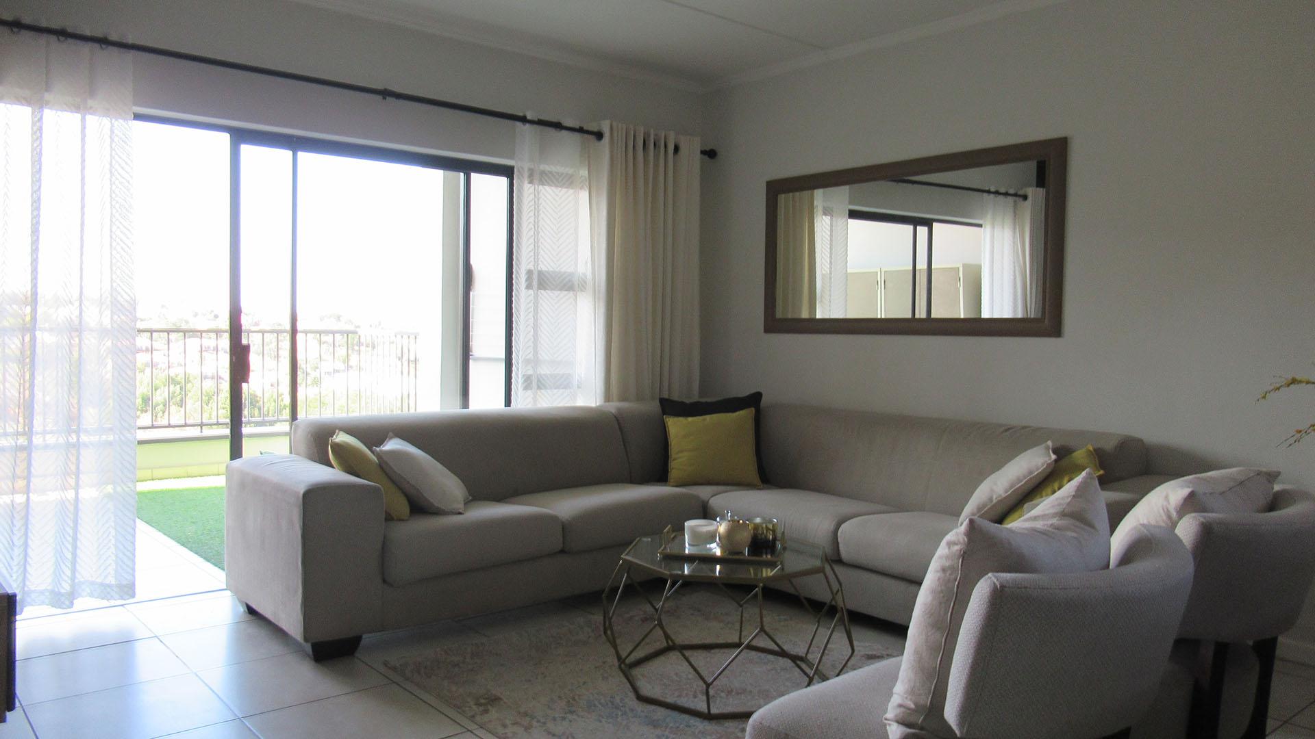 Lounges - 18 square meters of property in Oakdene