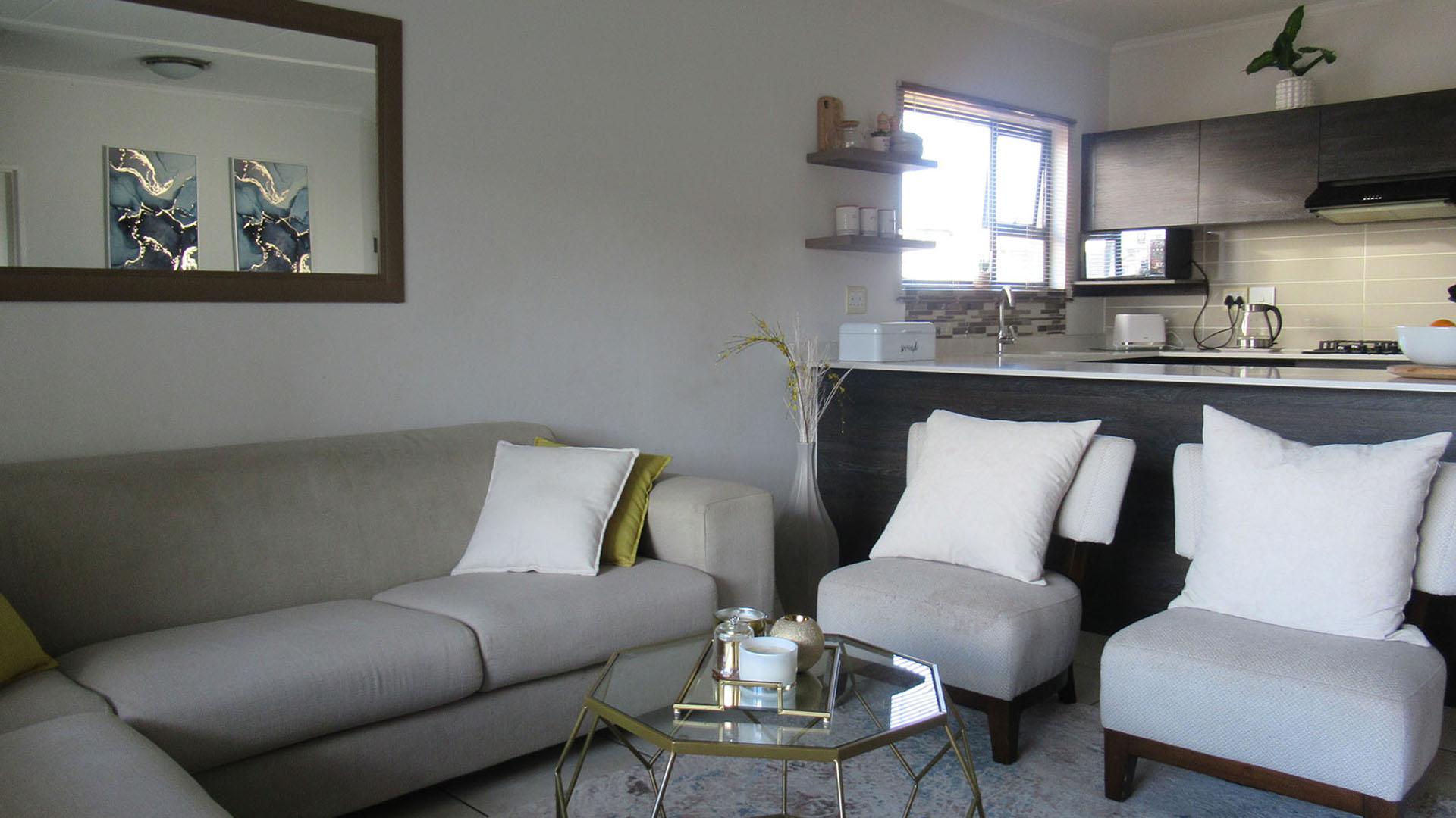 Lounges - 18 square meters of property in Oakdene