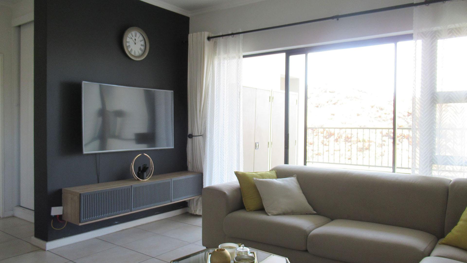 Lounges - 18 square meters of property in Oakdene