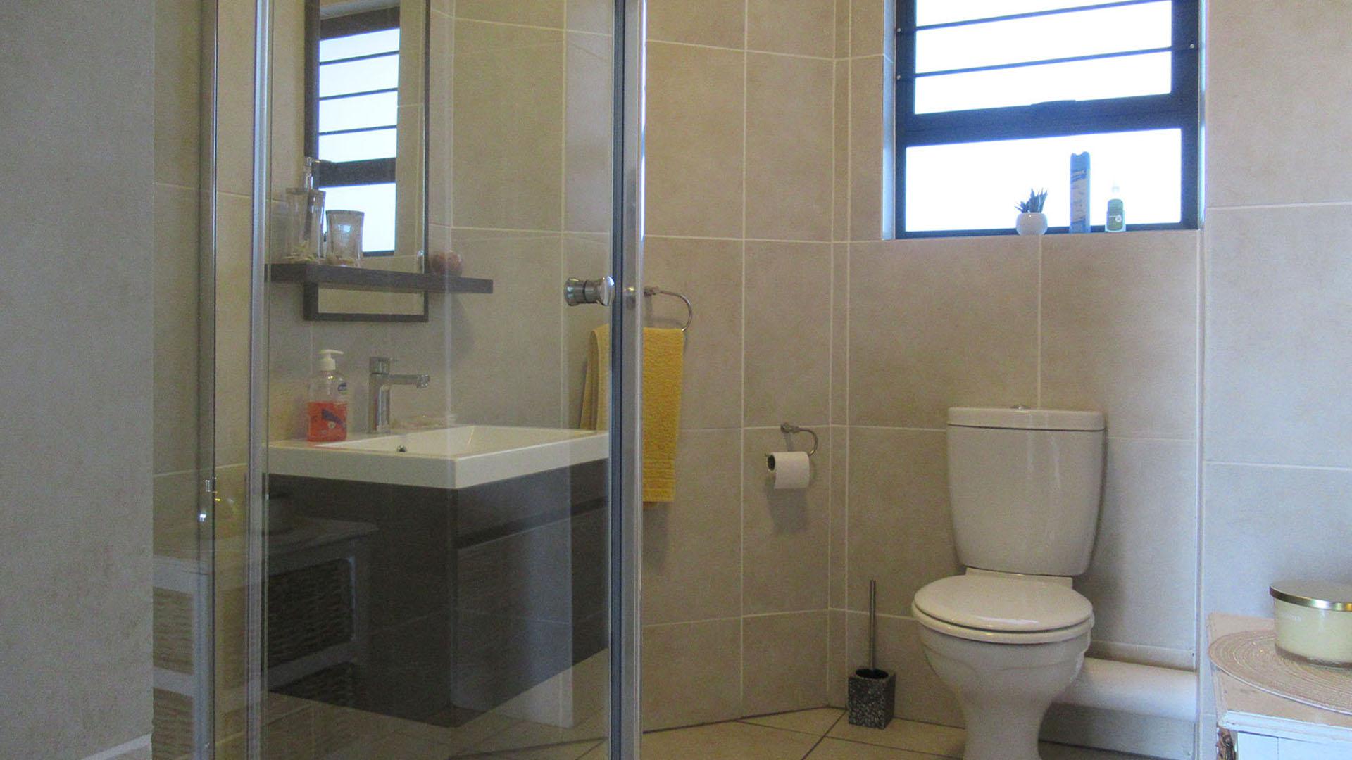 Bathroom 1 - 6 square meters of property in Oakdene