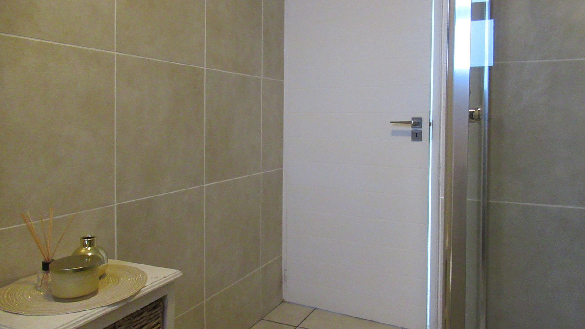 Bathroom 1 - 6 square meters of property in Oakdene