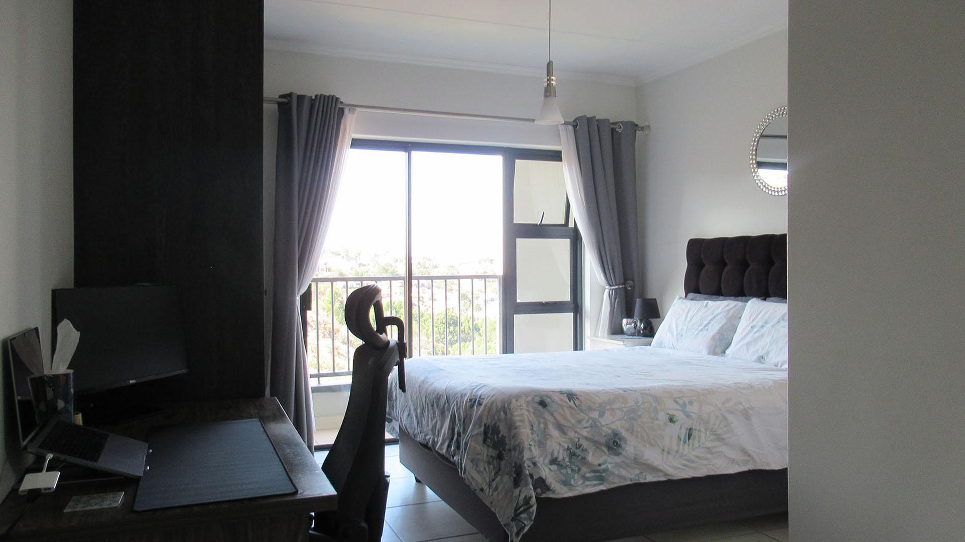 Main Bedroom - 11 square meters of property in Oakdene