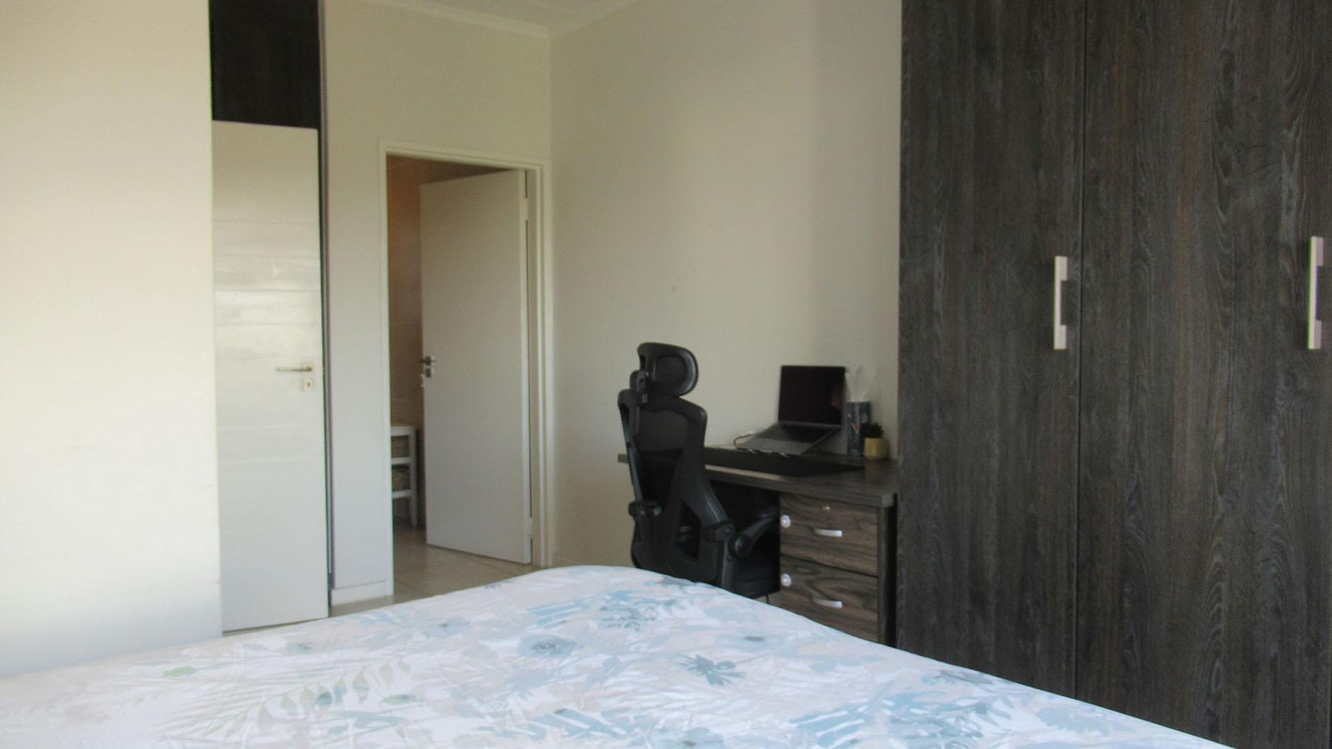 Main Bedroom - 11 square meters of property in Oakdene