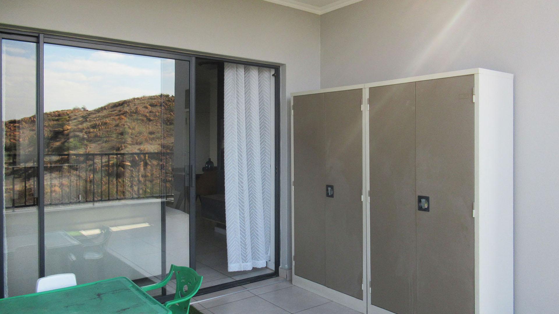 Balcony - 17 square meters of property in Oakdene