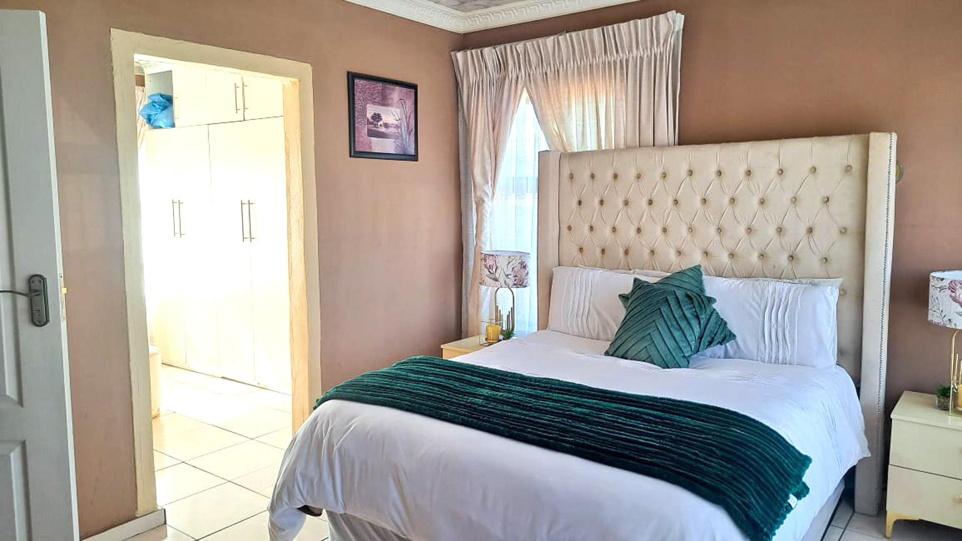 Main Bedroom of property in Newcastle