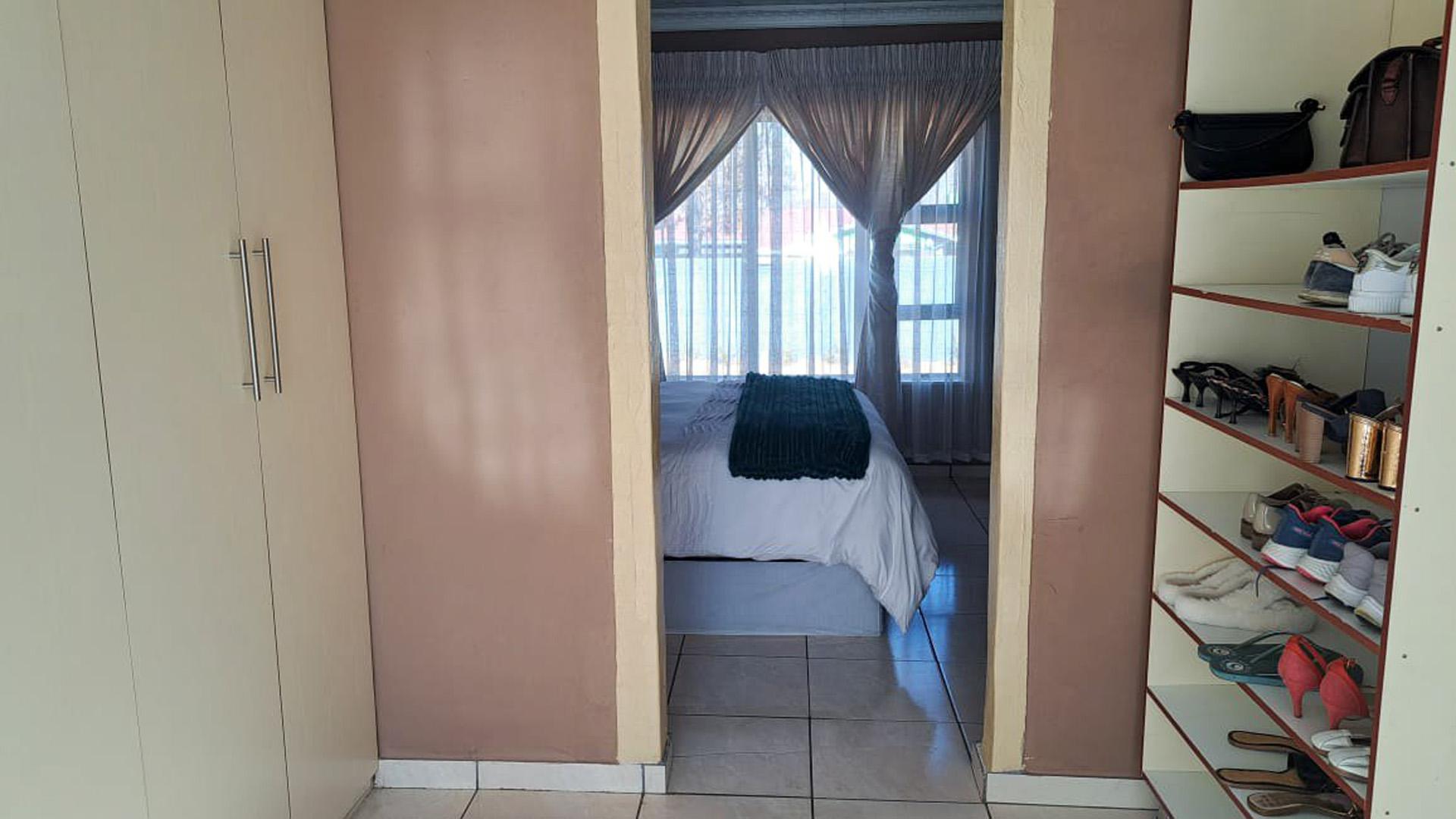 Main Bedroom of property in Newcastle