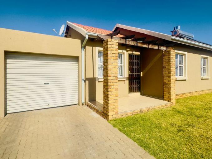 3 Bedroom Simplex for Sale For Sale in Helderwyk Estate - MR684979