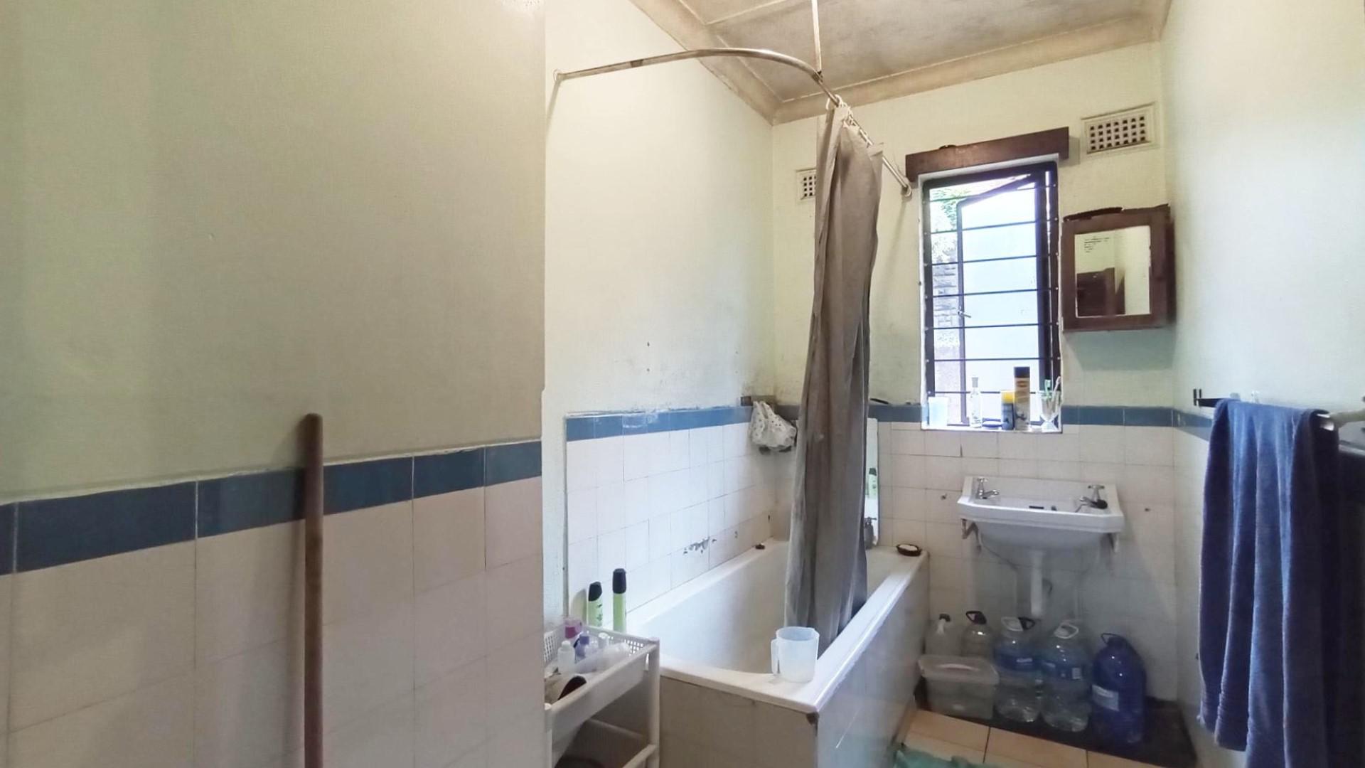 Bathroom 1 - 12 square meters of property in Grosvenor