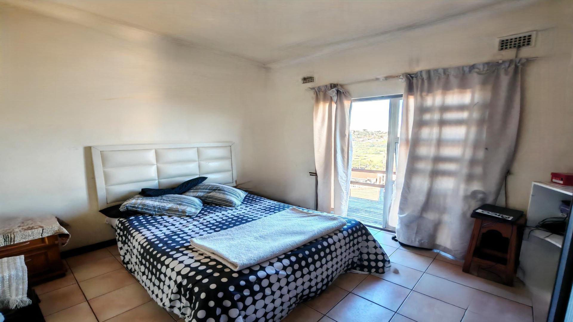 Main Bedroom - 16 square meters of property in Grosvenor