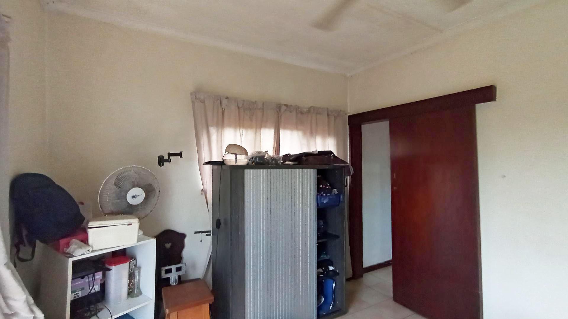 Main Bedroom - 16 square meters of property in Grosvenor