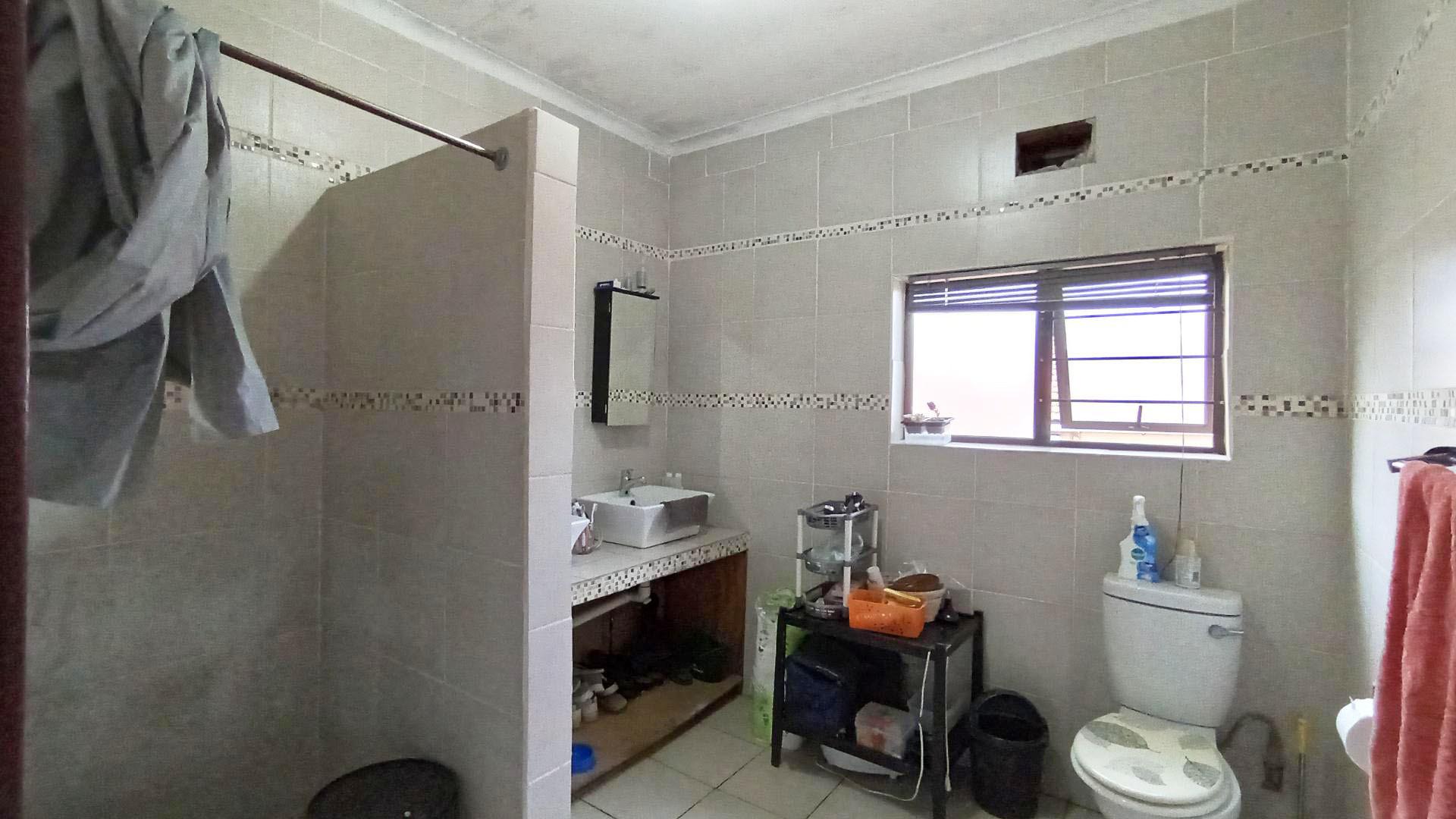 Main Bathroom - 8 square meters of property in Grosvenor