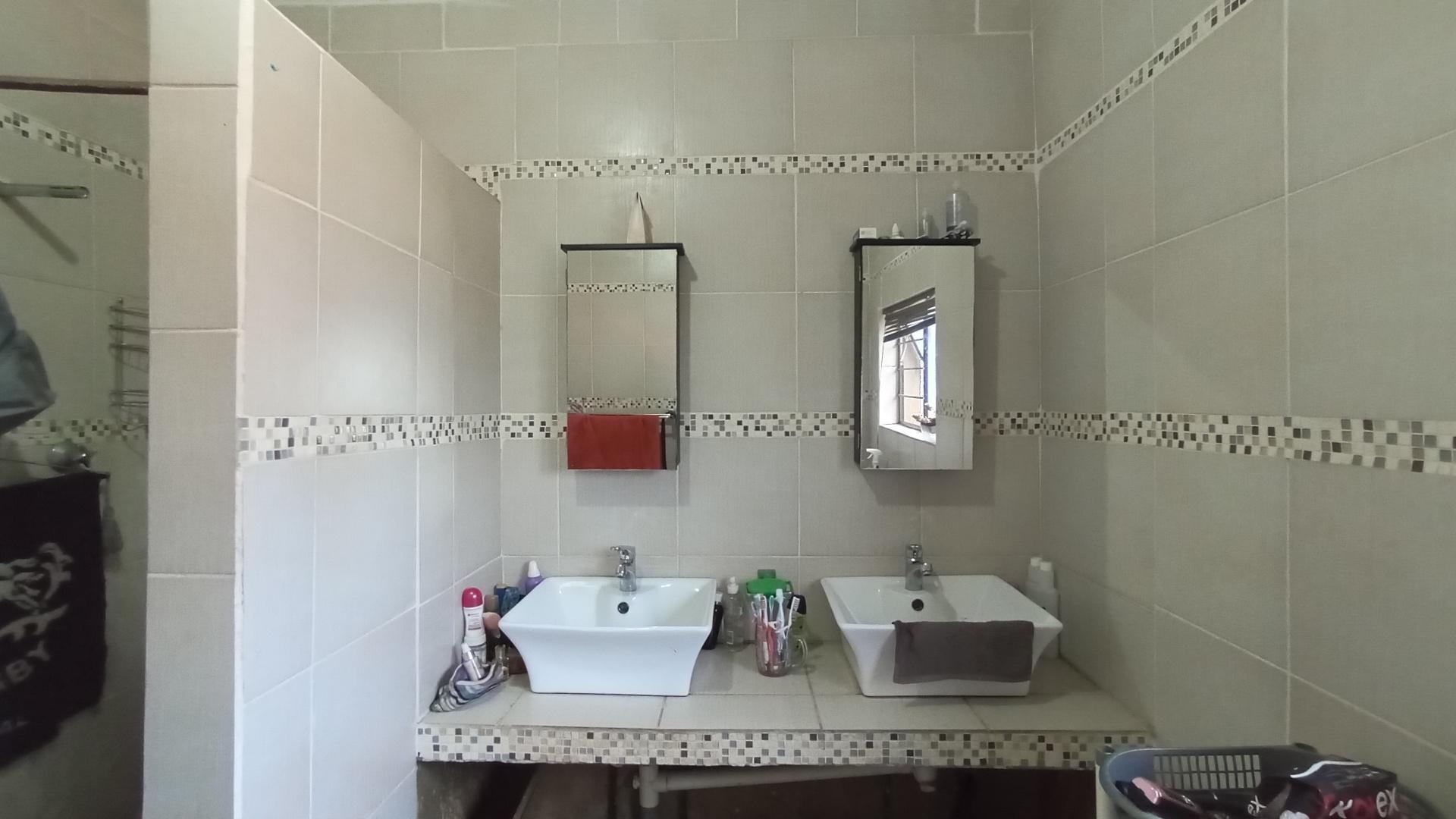 Main Bathroom - 8 square meters of property in Grosvenor