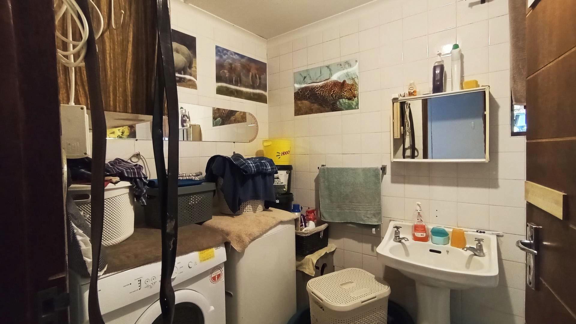 Bathroom 1 - 12 square meters of property in Grosvenor