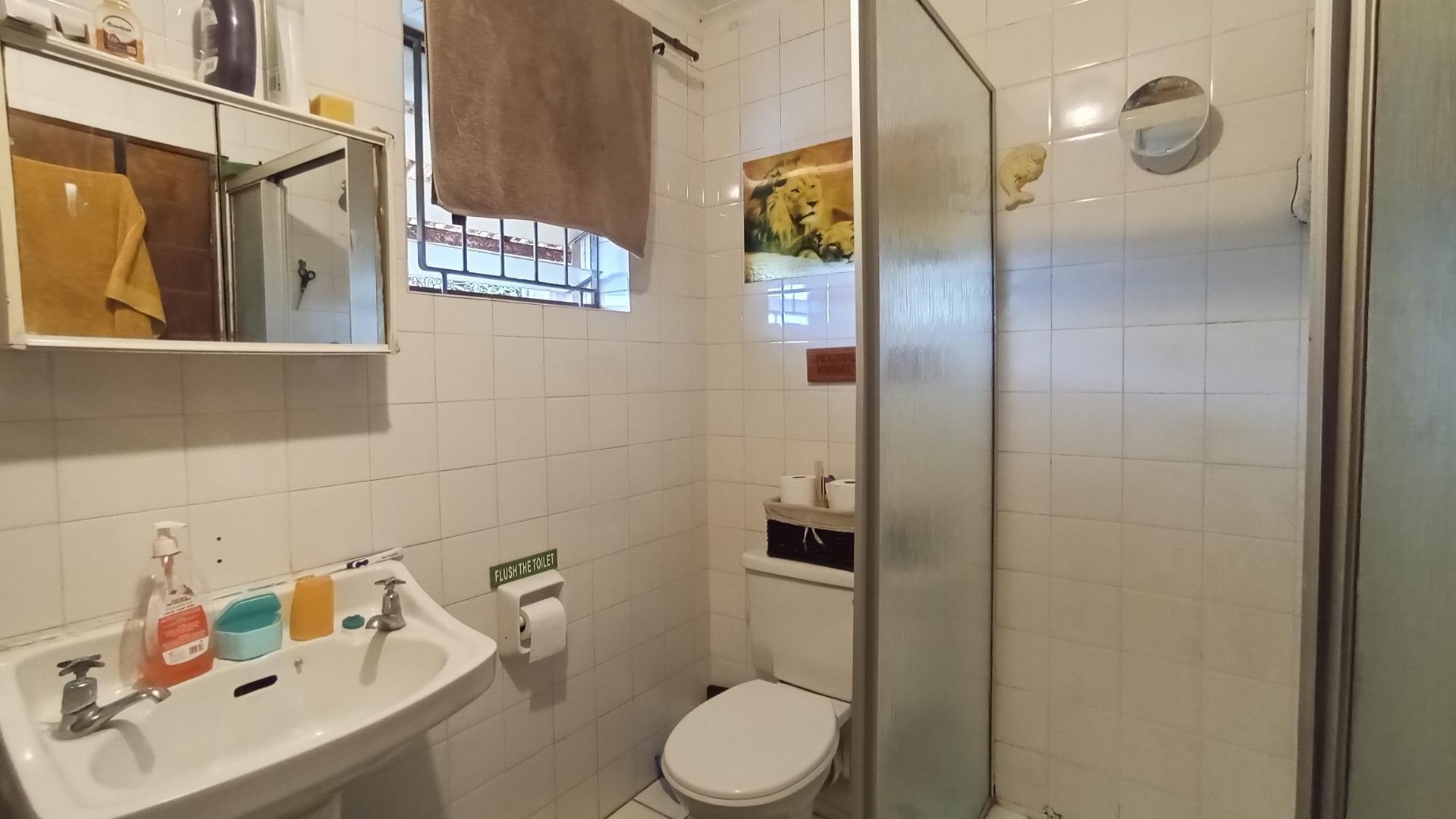 Bathroom 1 - 12 square meters of property in Grosvenor
