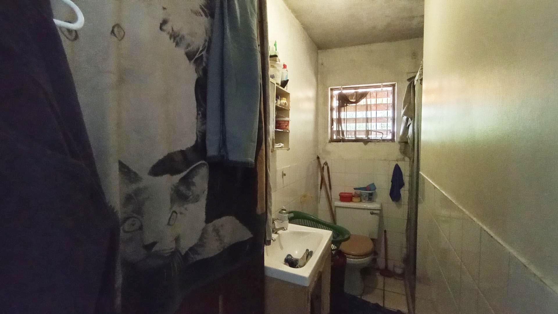 Bathroom 1 - 12 square meters of property in Grosvenor