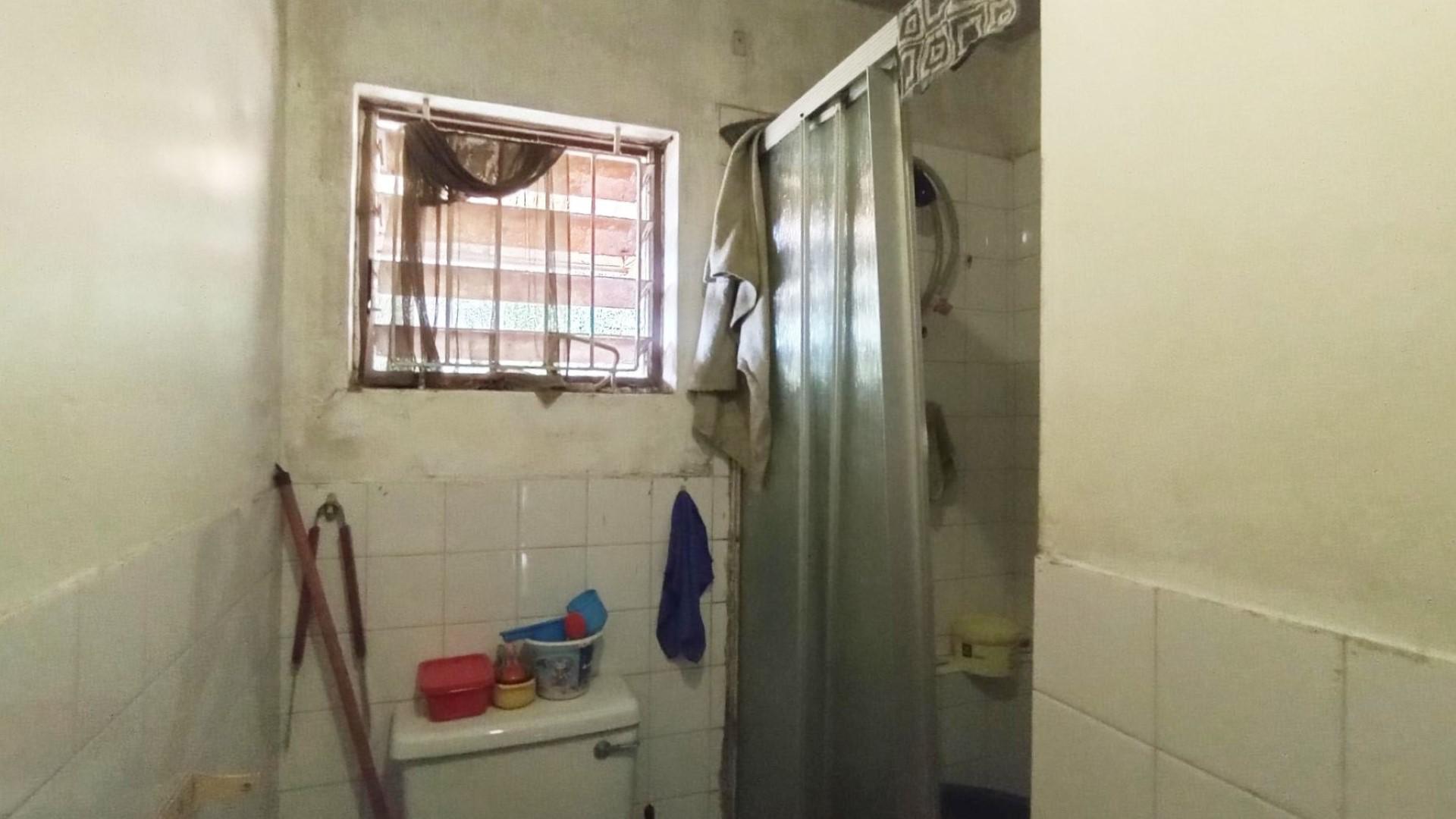 Bathroom 1 - 12 square meters of property in Grosvenor