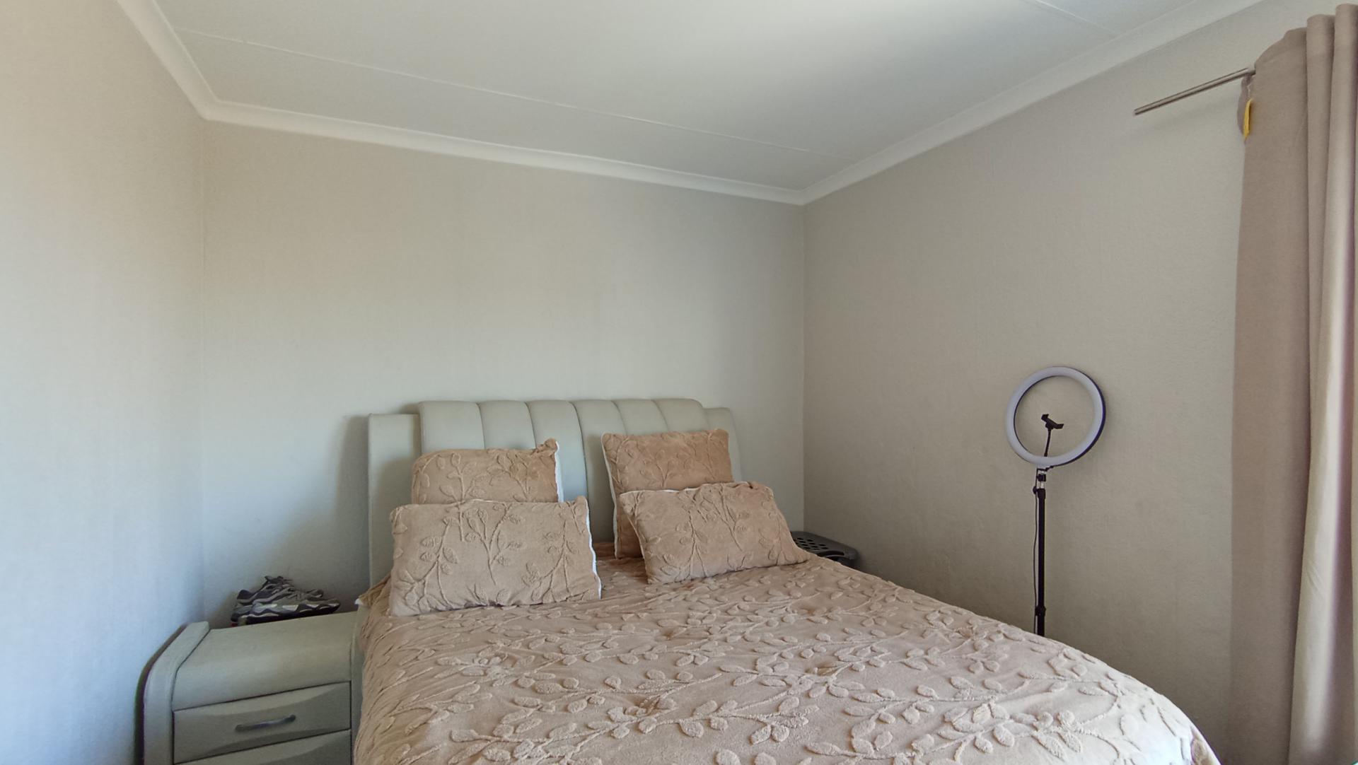 Main Bedroom of property in Broadacres