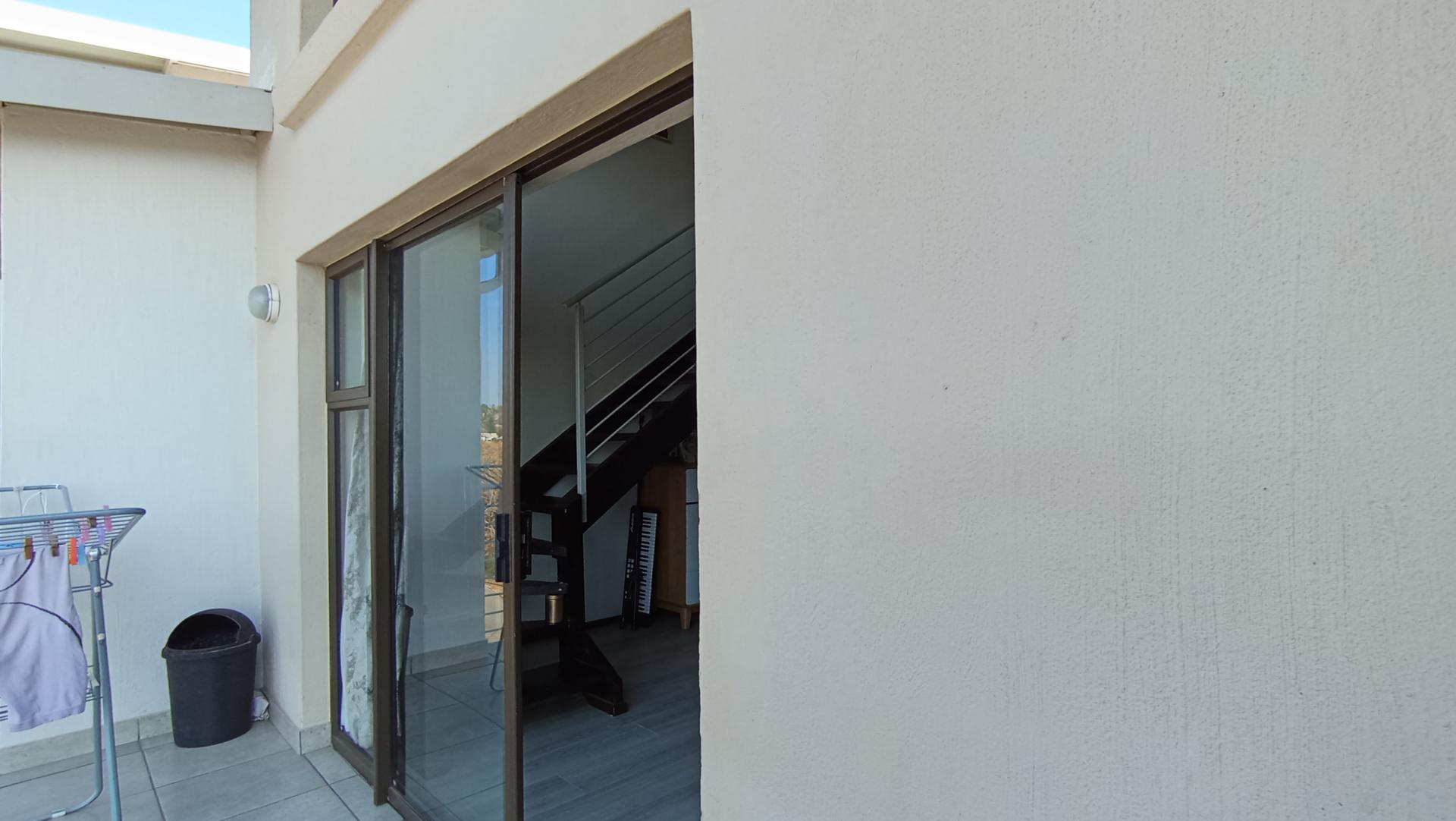 Balcony - 7 square meters of property in Broadacres