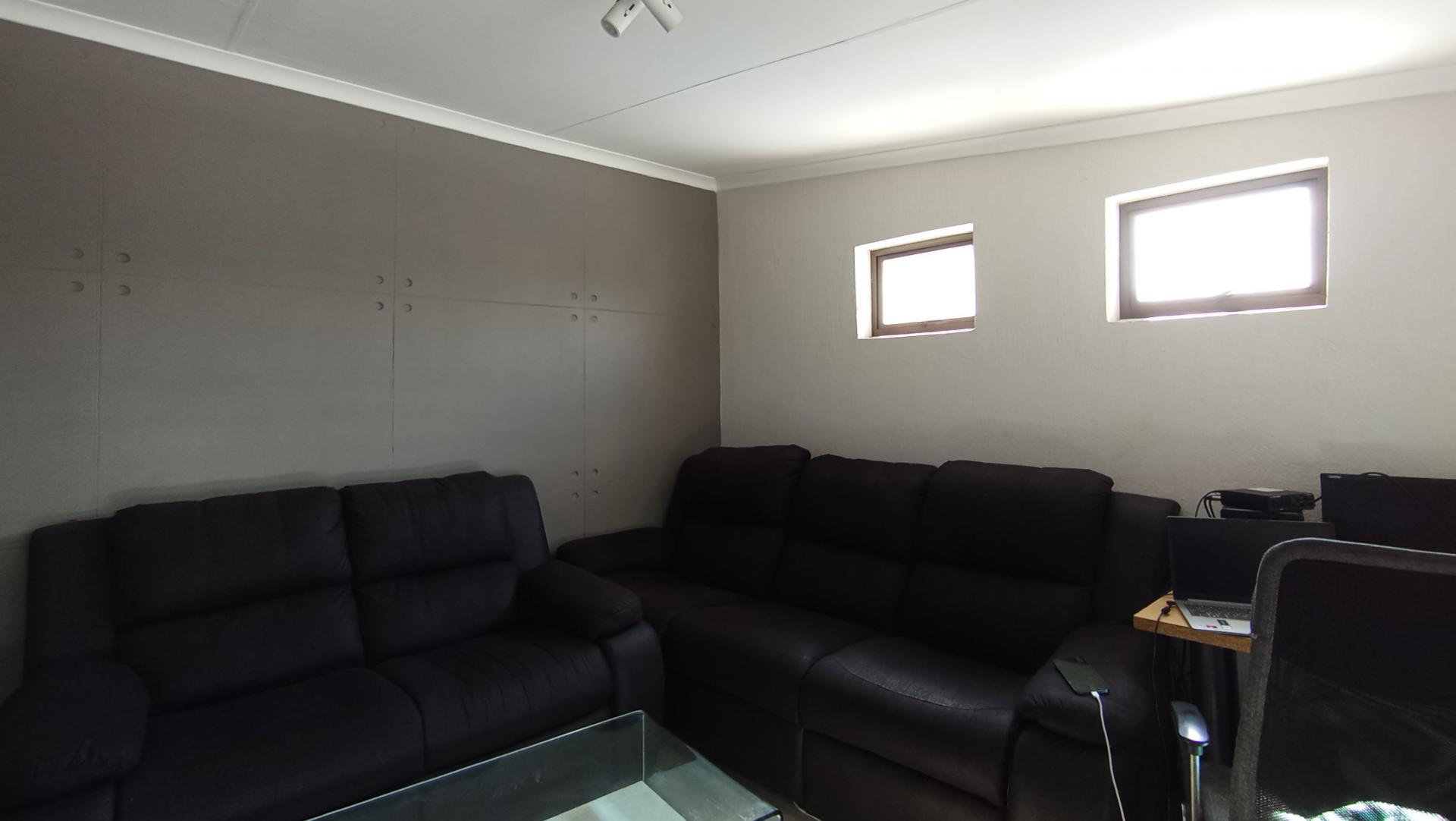 Lounges - 13 square meters of property in Broadacres