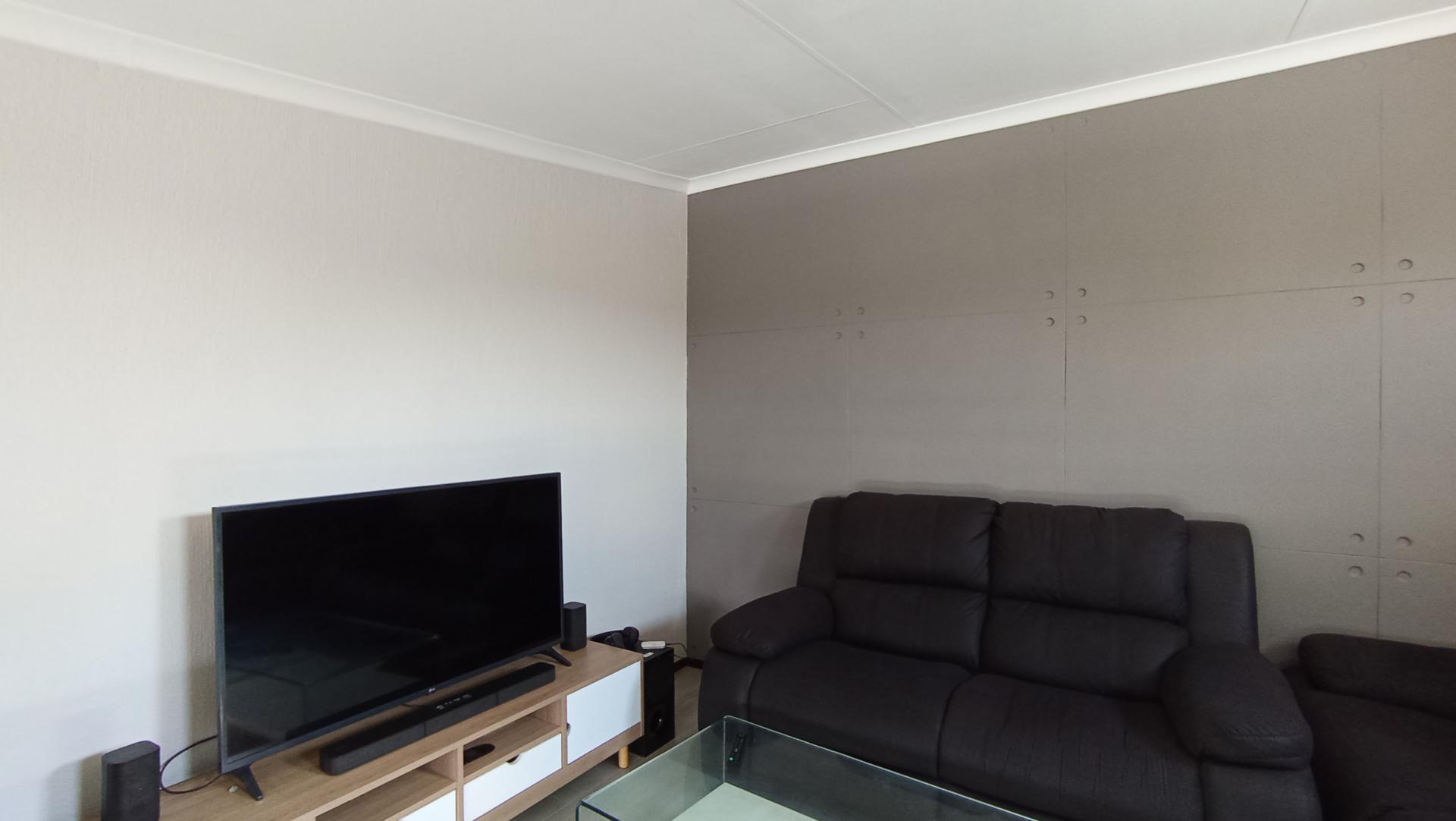 Lounges - 13 square meters of property in Broadacres