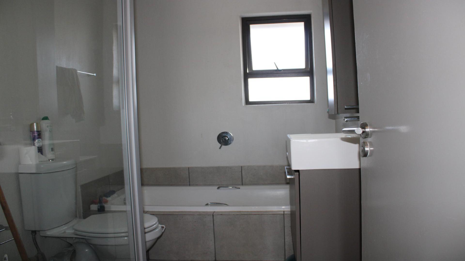 Bathroom 1 - 7 square meters of property in Broadacres