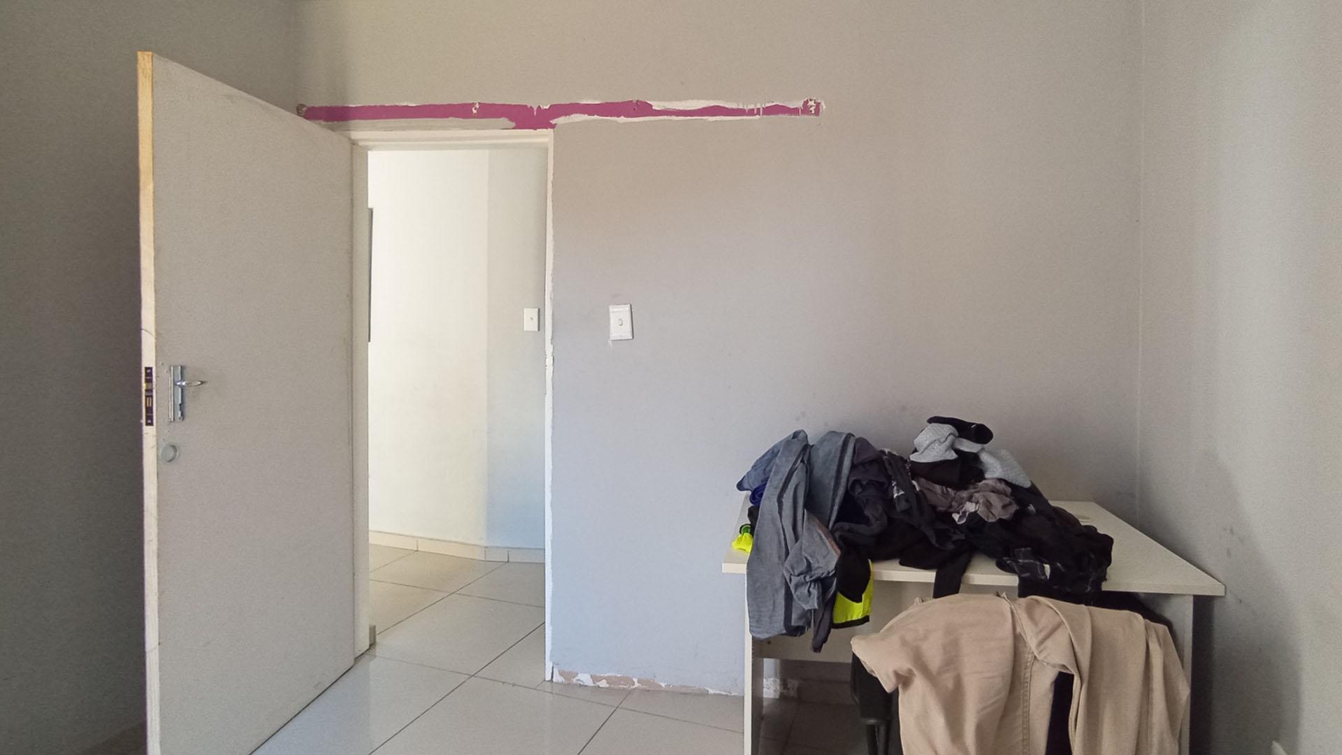 Bed Room 1 - 10 square meters of property in Amandasig