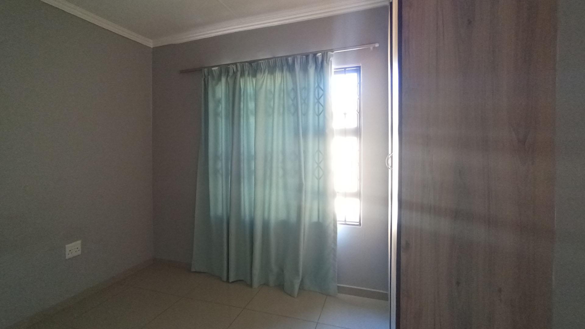 Bed Room 1 - 10 square meters of property in Amandasig