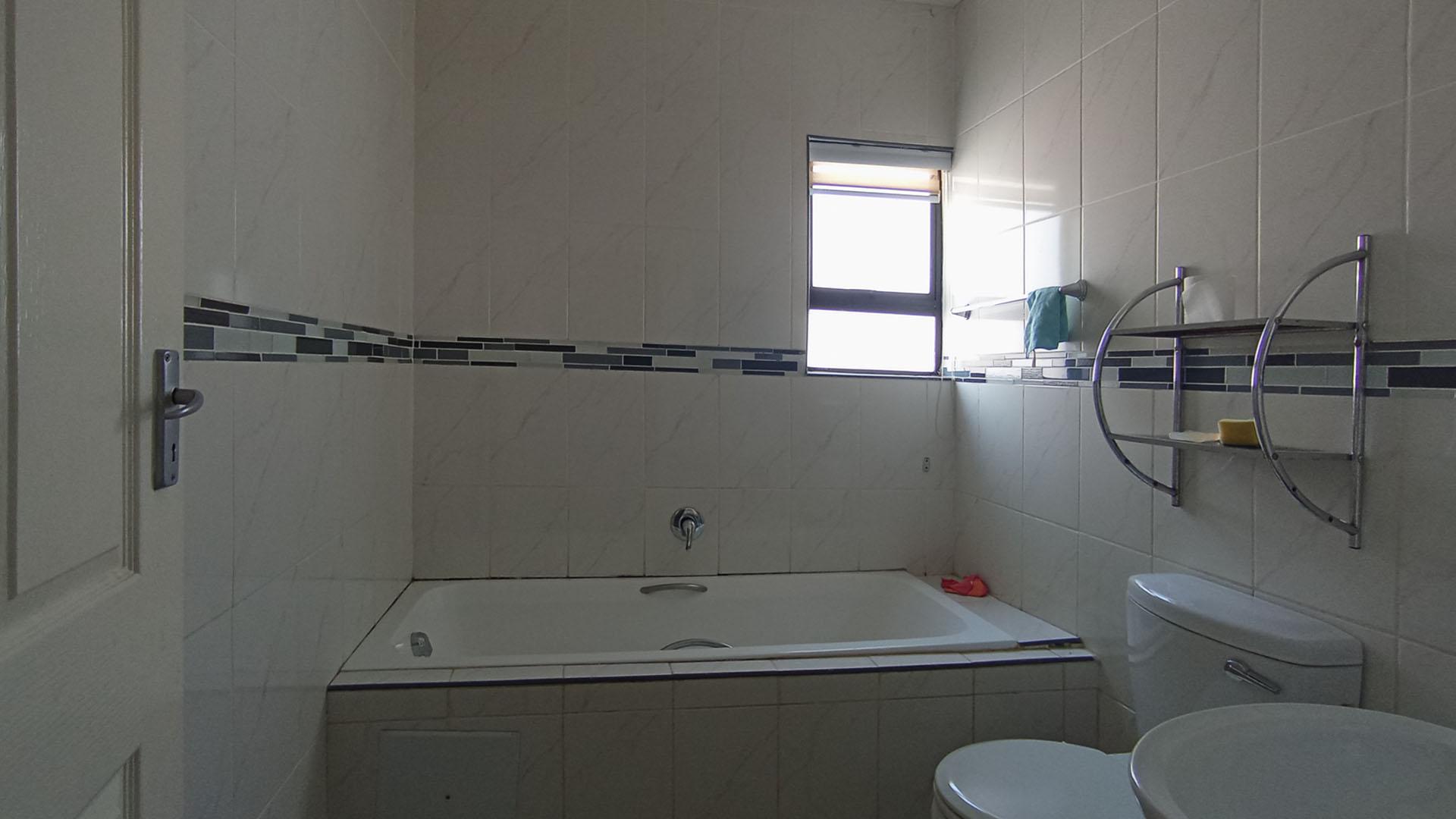 Bed Room 1 - 10 square meters of property in Amandasig