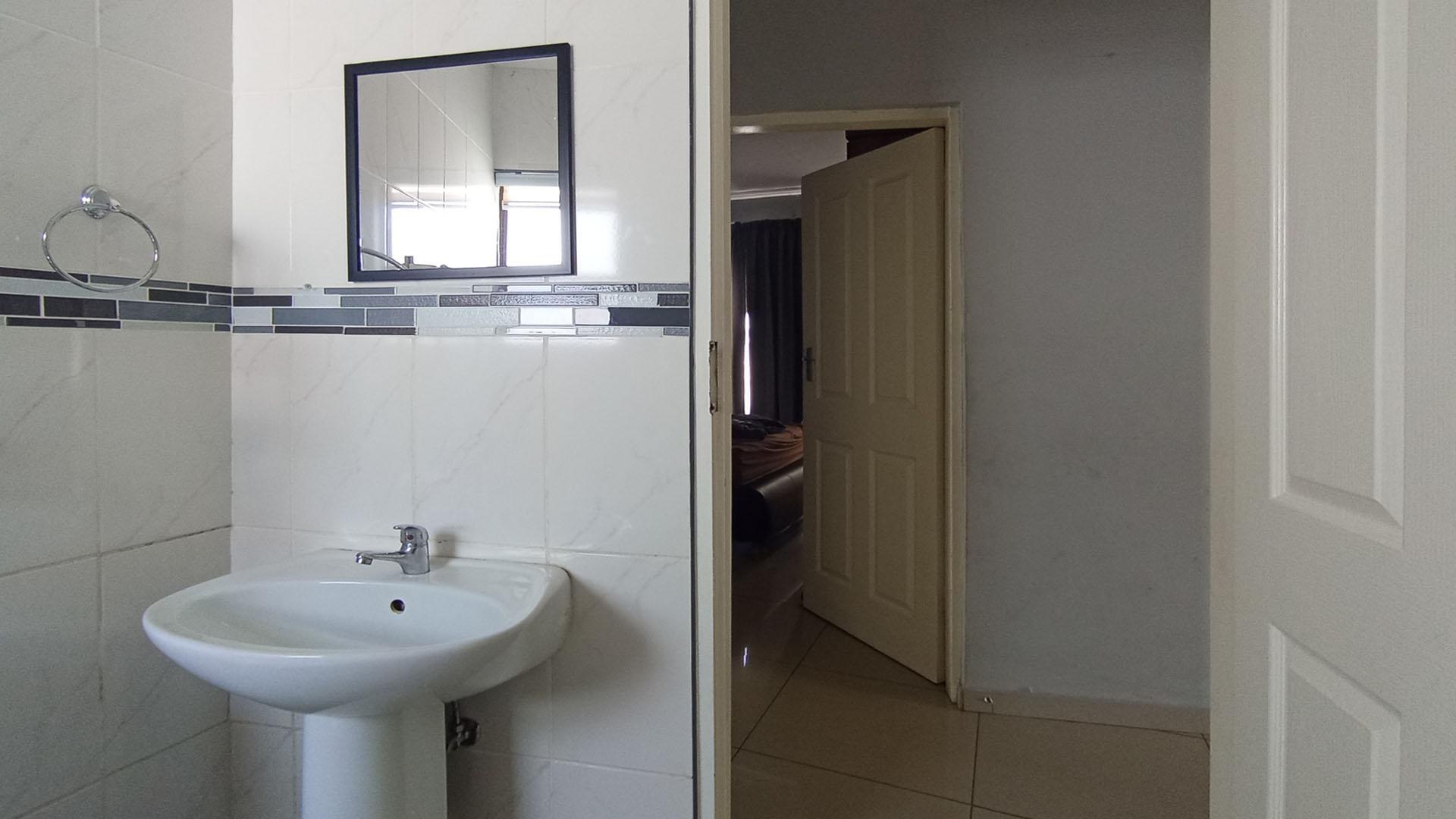 Bed Room 1 - 10 square meters of property in Amandasig