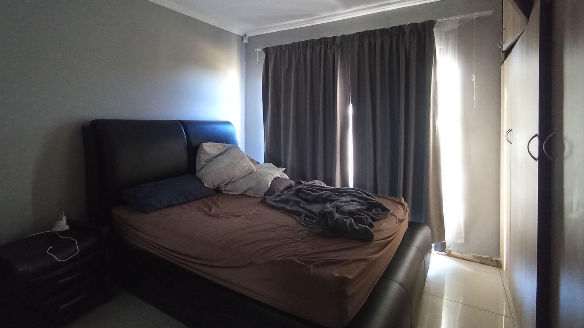 Main Bedroom - 13 square meters of property in Amandasig