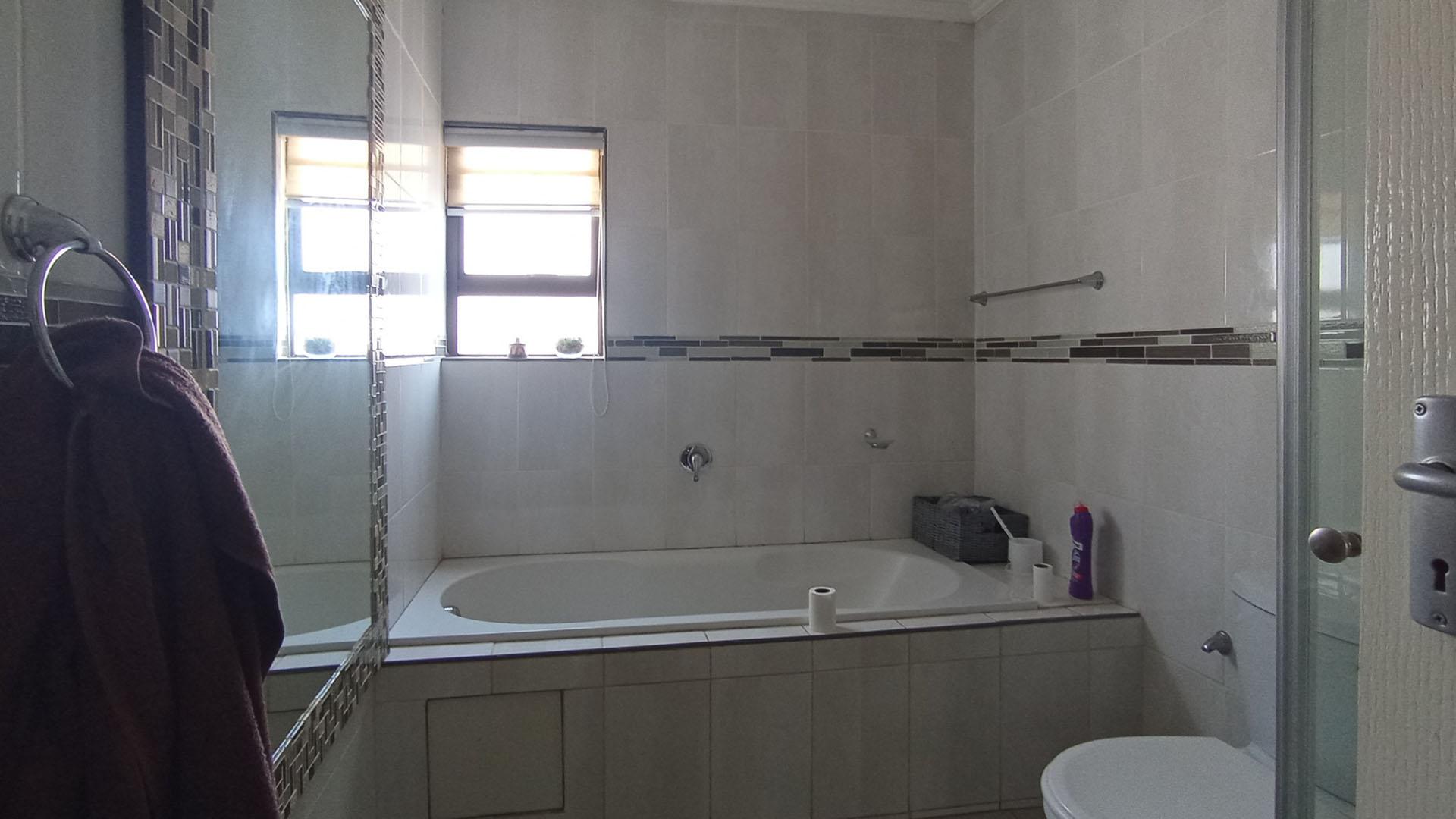 Main Bathroom - 7 square meters of property in Amandasig