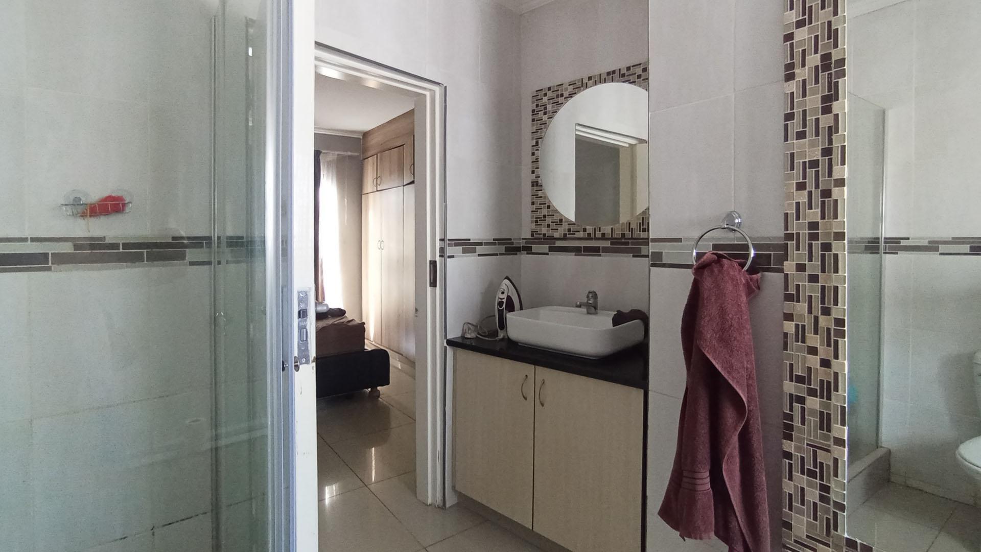 Main Bathroom - 7 square meters of property in Amandasig