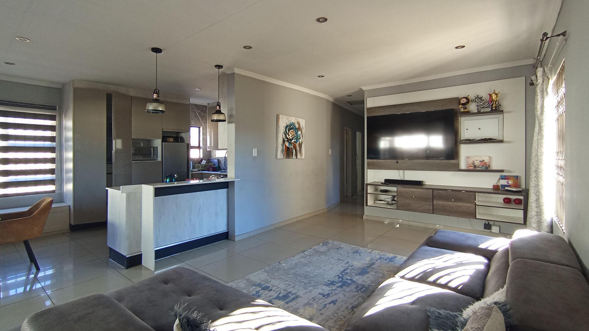 Lounges - 21 square meters of property in Amandasig