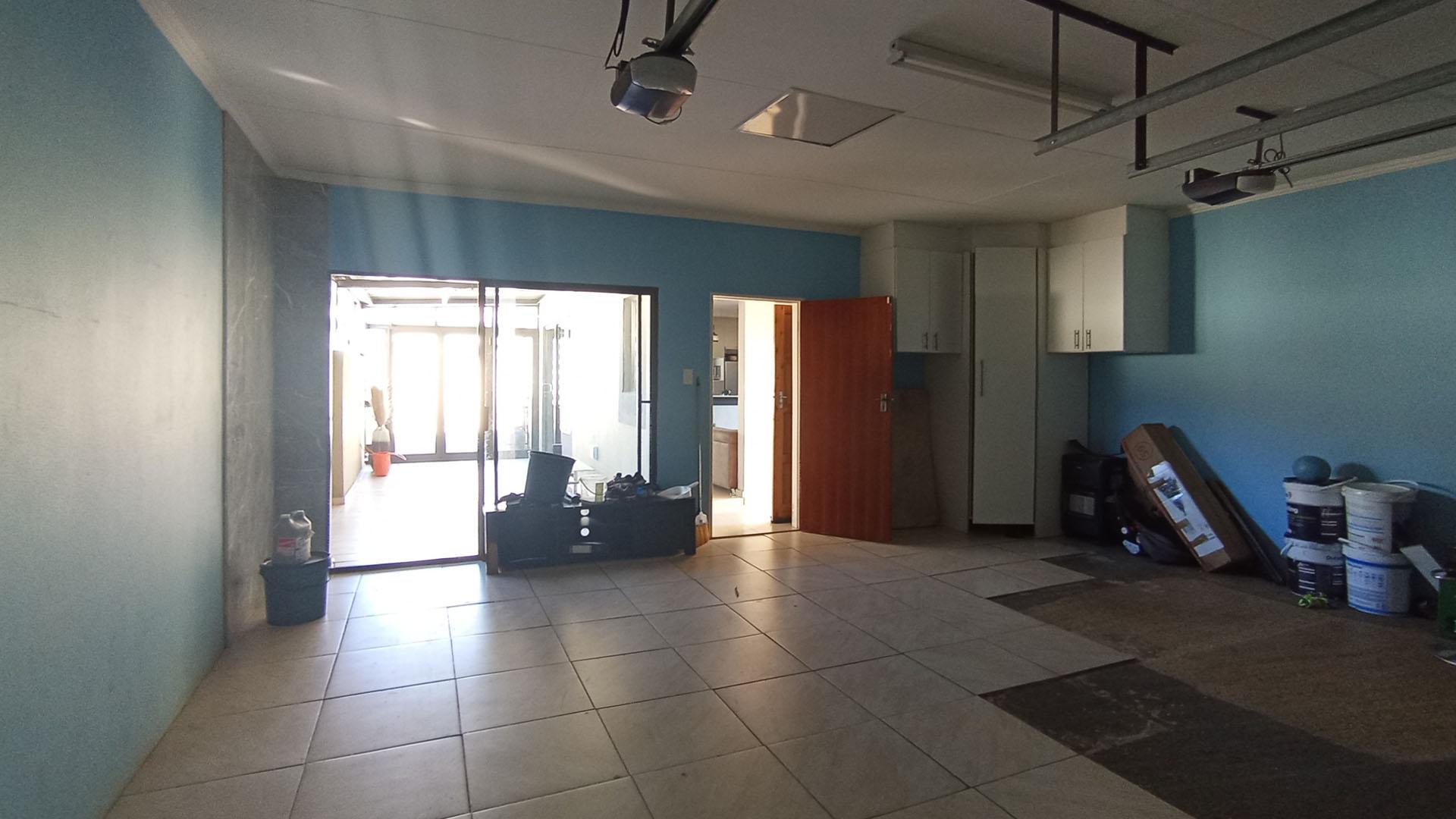 Garage - 39 square meters of property in Amandasig