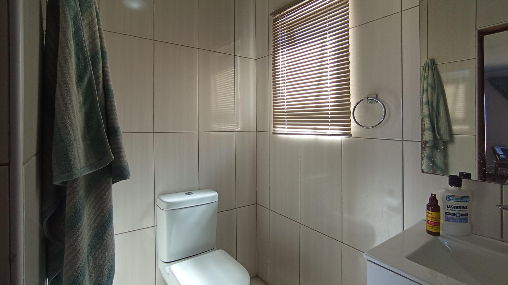 Main Bathroom - 5 square meters of property in Blue Valley Golf Estate