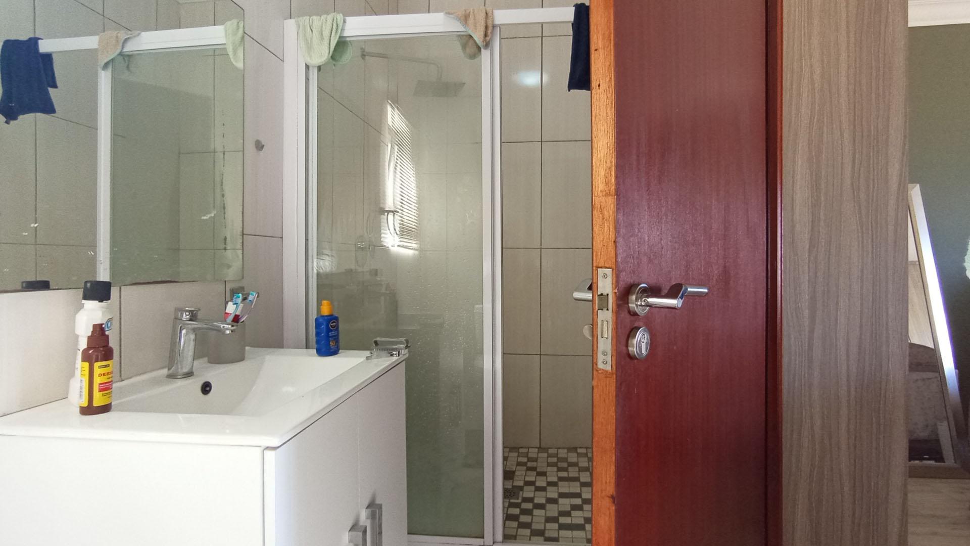 Main Bathroom - 5 square meters of property in Blue Valley Golf Estate