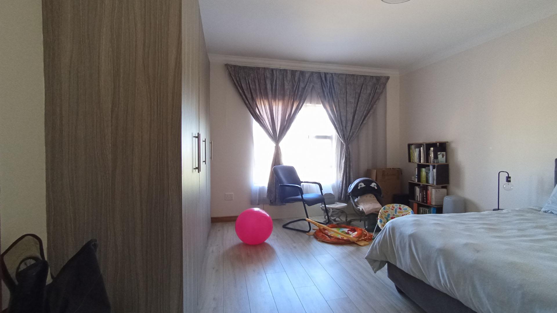 Bed Room 1 - 21 square meters of property in Blue Valley Golf Estate