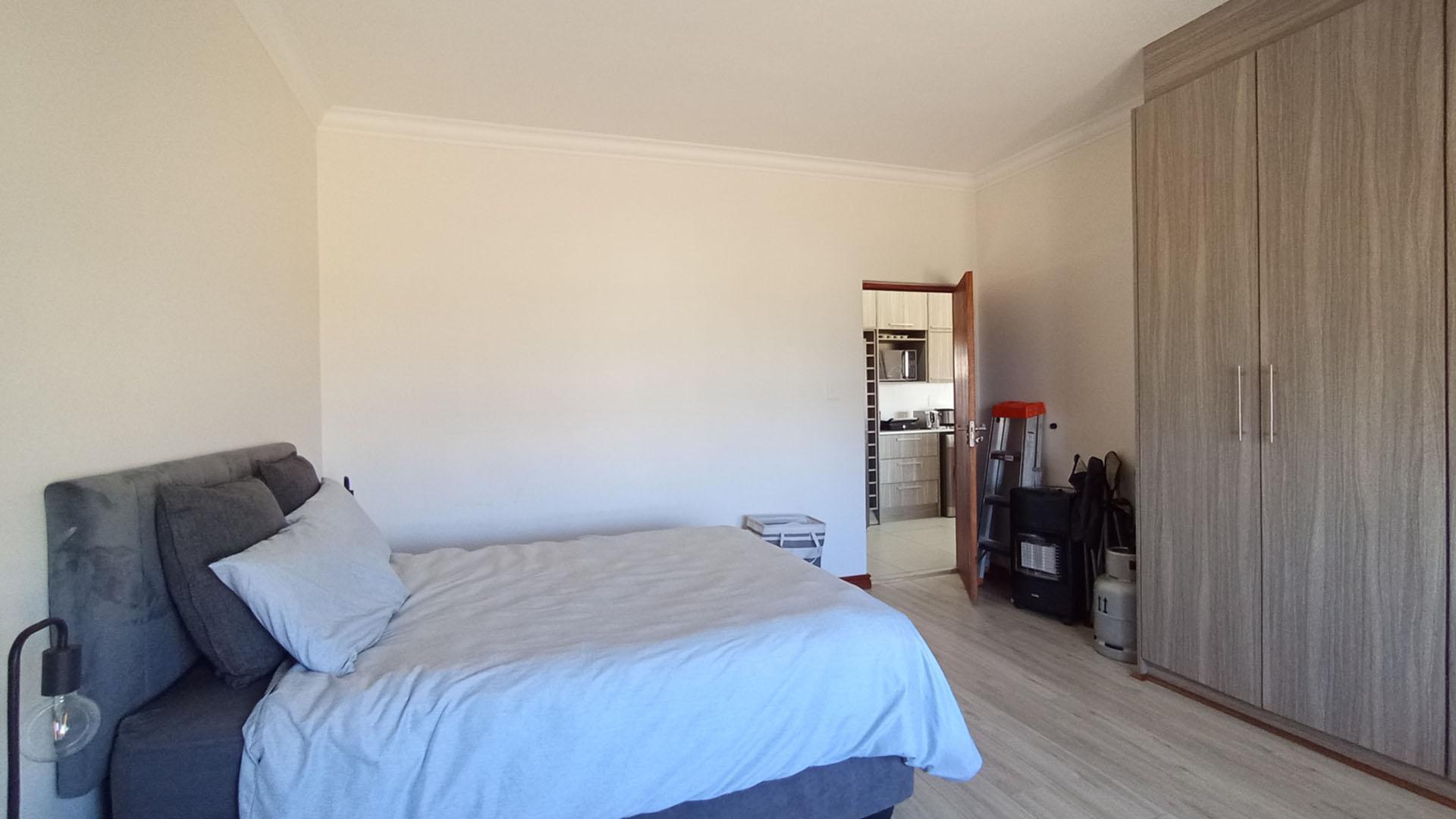 Bed Room 1 - 21 square meters of property in Blue Valley Golf Estate