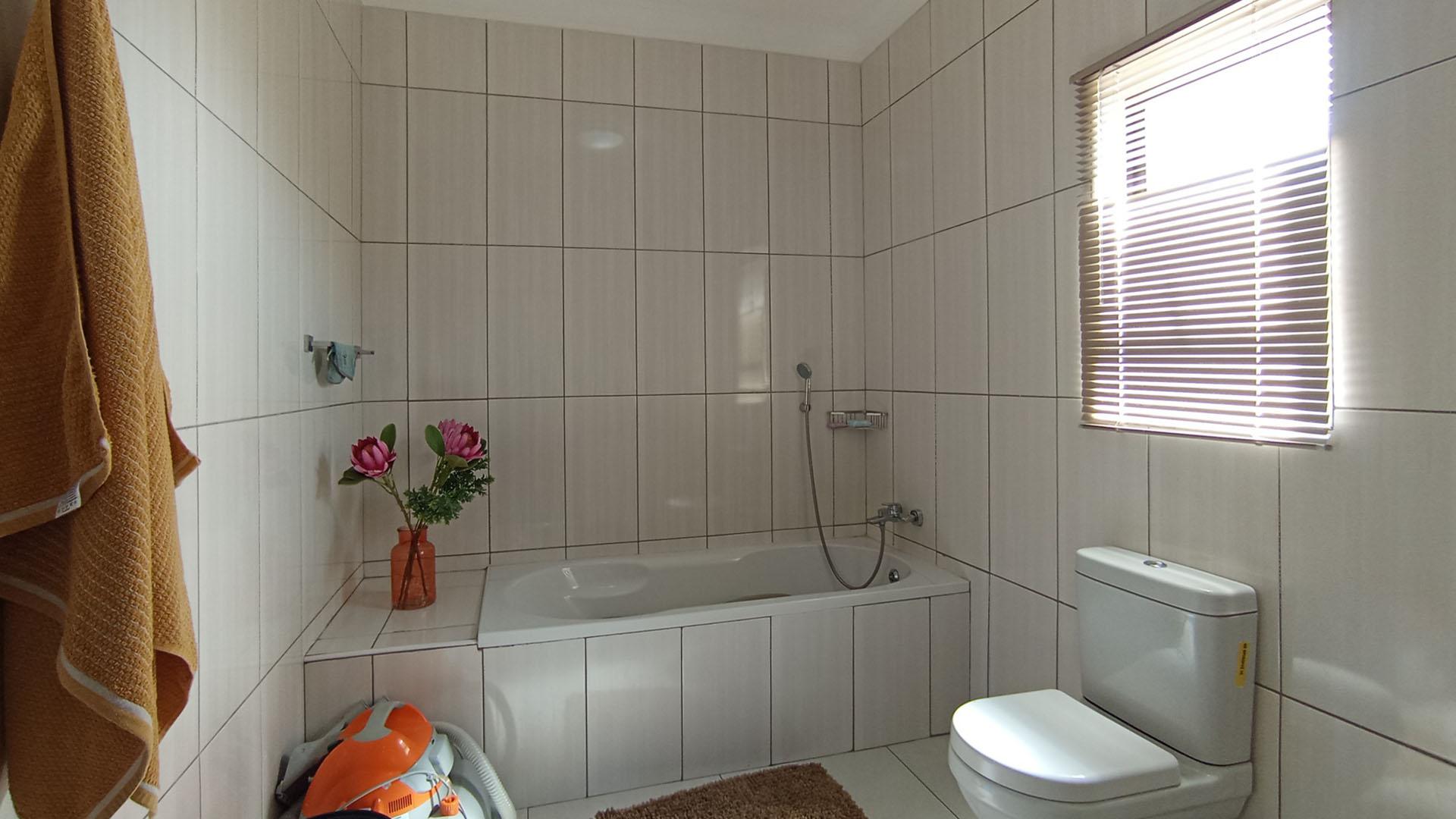 Bathroom 1 - 8 square meters of property in Blue Valley Golf Estate