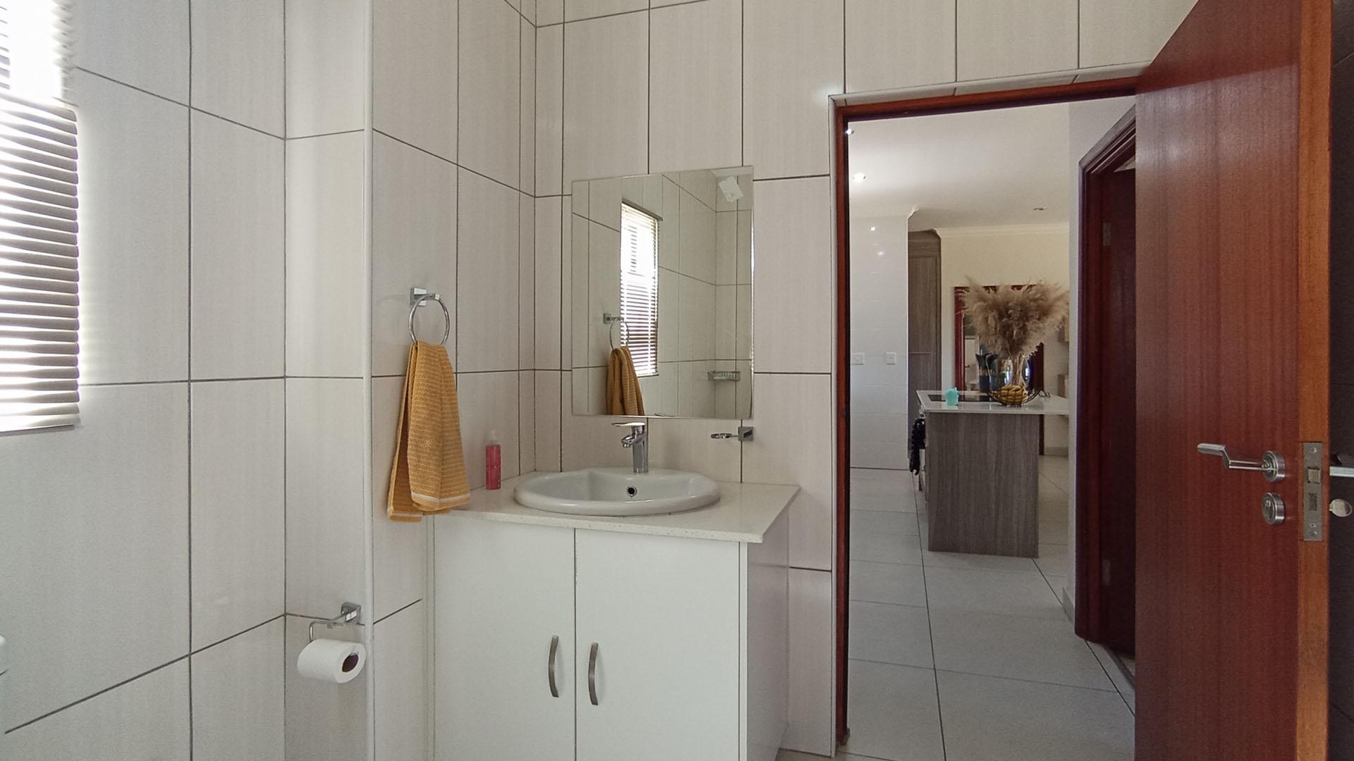 Bathroom 1 - 8 square meters of property in Blue Valley Golf Estate