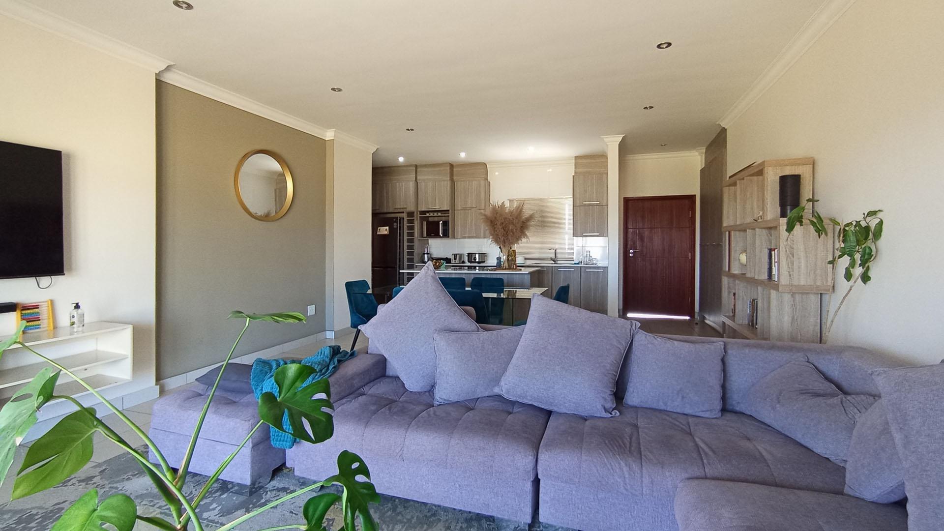 Lounges - 18 square meters of property in Blue Valley Golf Estate