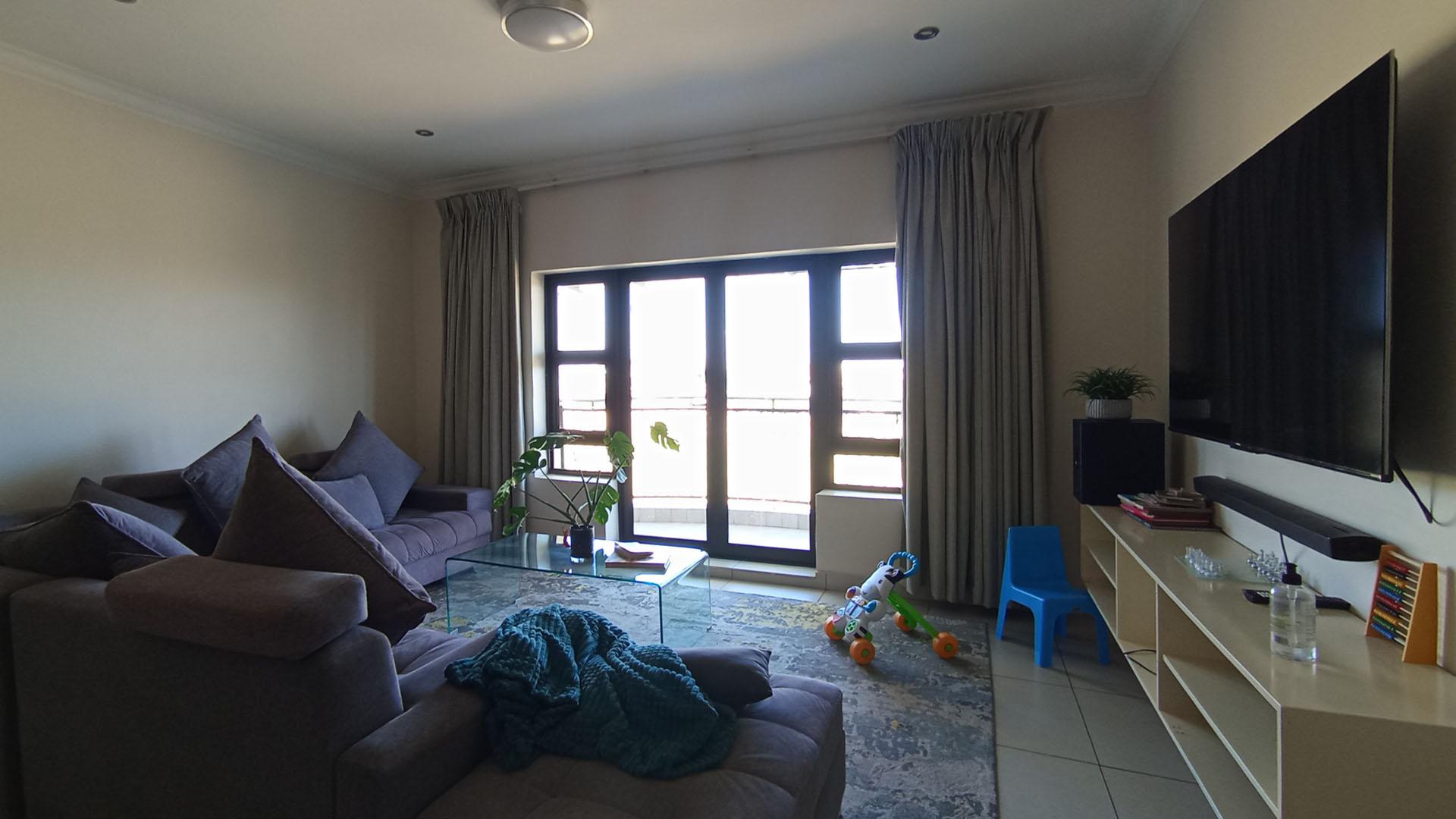 Lounges - 18 square meters of property in Blue Valley Golf Estate