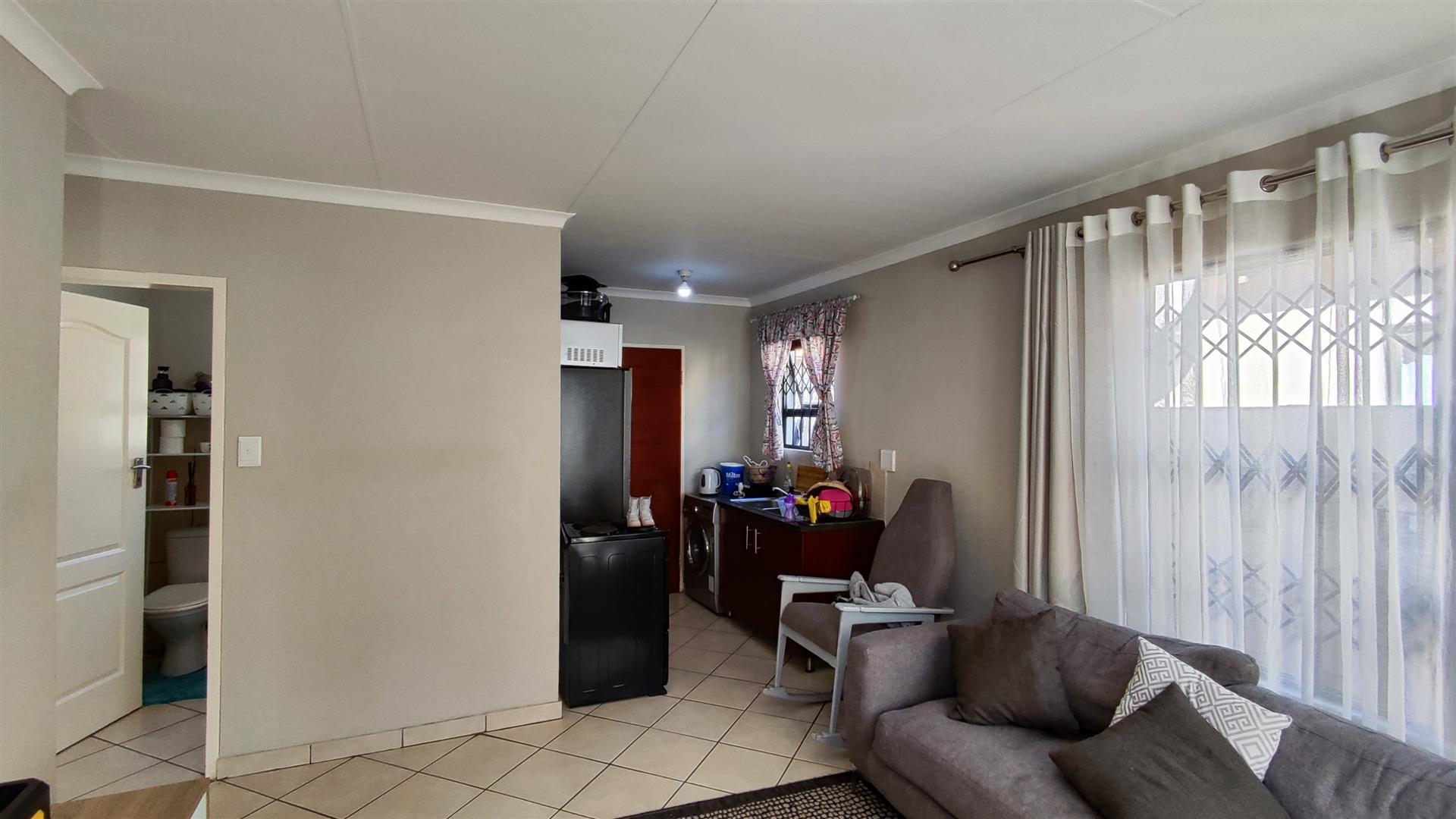 Lounges - 16 square meters of property in Alliance